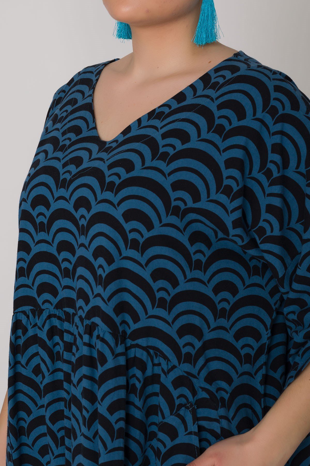 7013-1 V Yaka Cepli Desenli Pamuk Elbise