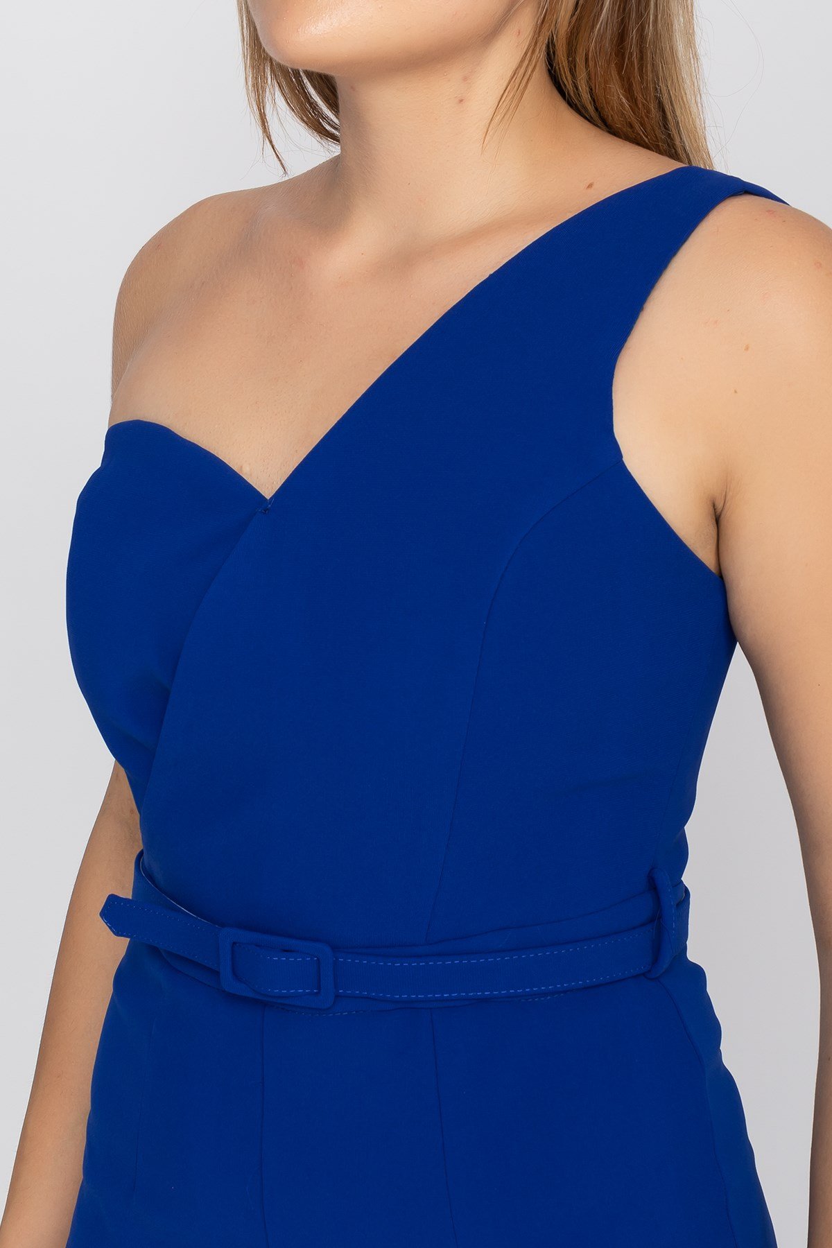 70302 Tek Omuz Beli Kemerli Önü Kruvaze Krep Abiye Tulum