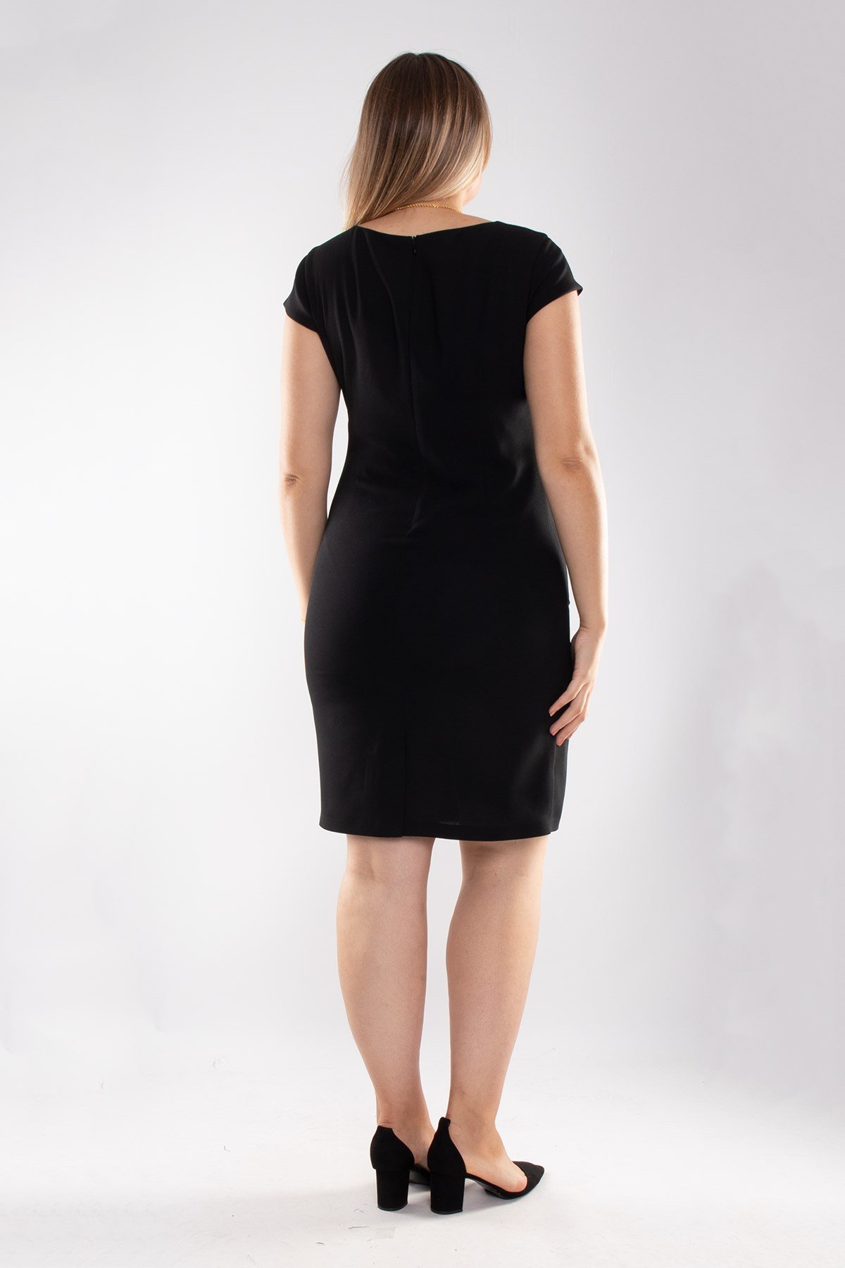 7039 Büyük Beden Drapeli Yandan Broşlu Krep Kısa Elbise