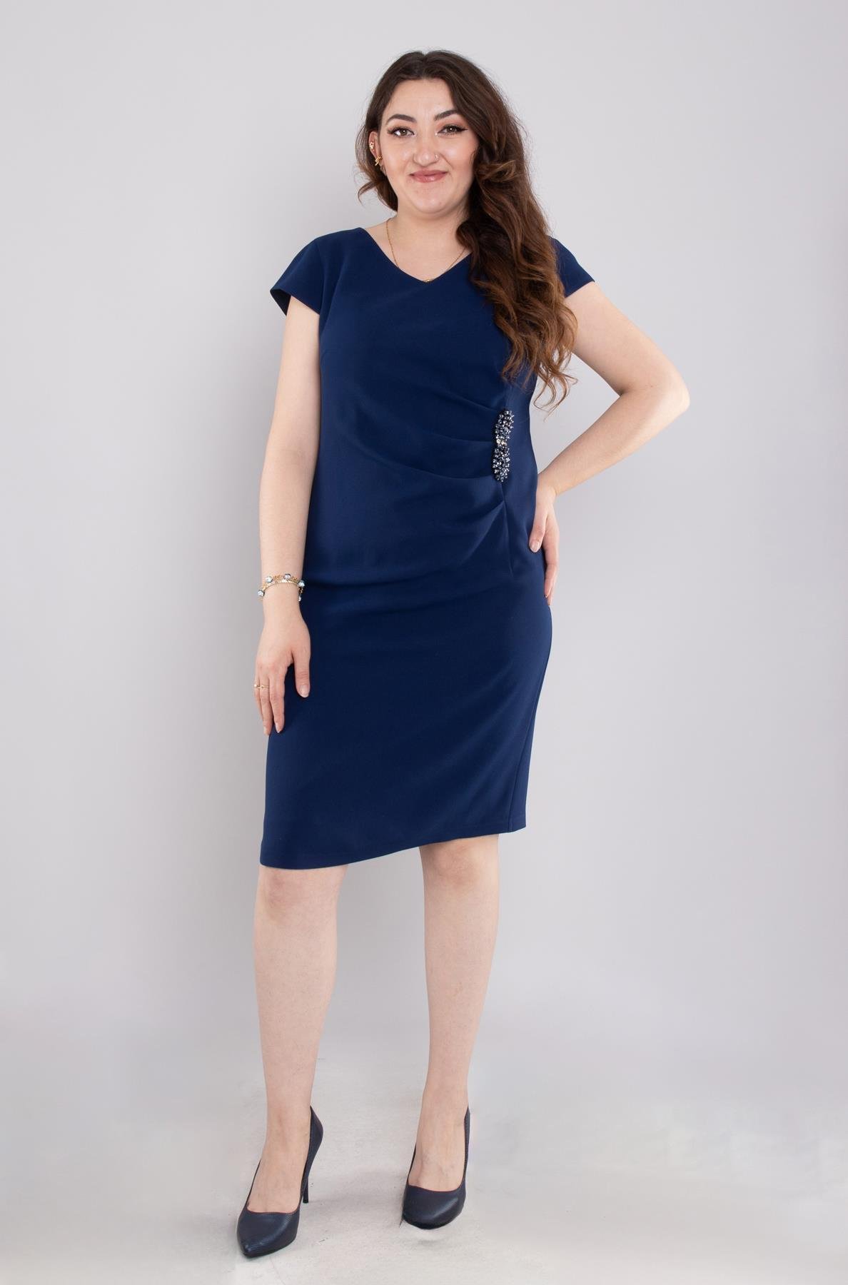 7039(101) Büyük Beden Drapeli Yandan Broşlu Krep Kısa Elbise