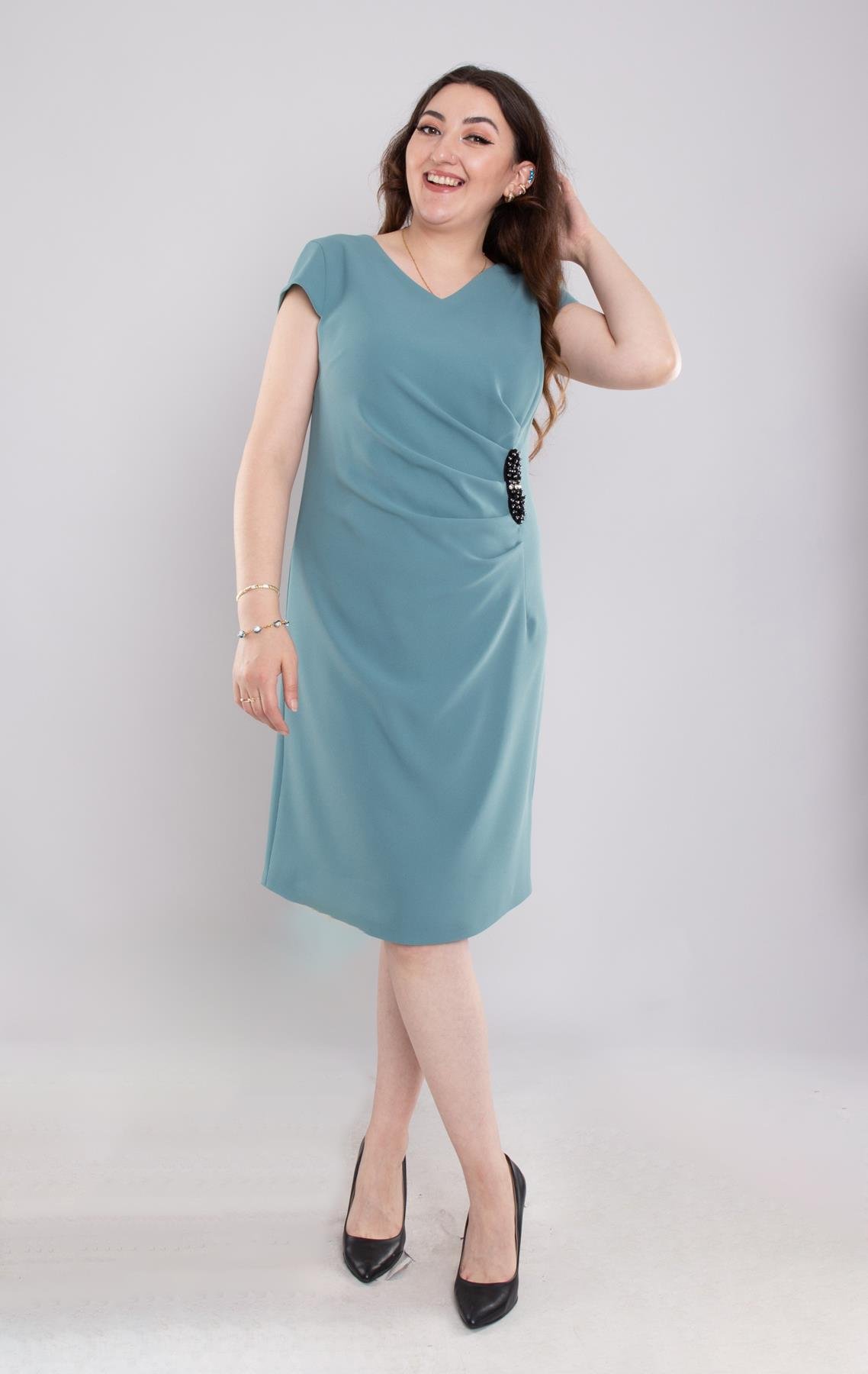 7039(101) Büyük Beden Drapeli Yandan Broşlu Krep Kısa Elbise