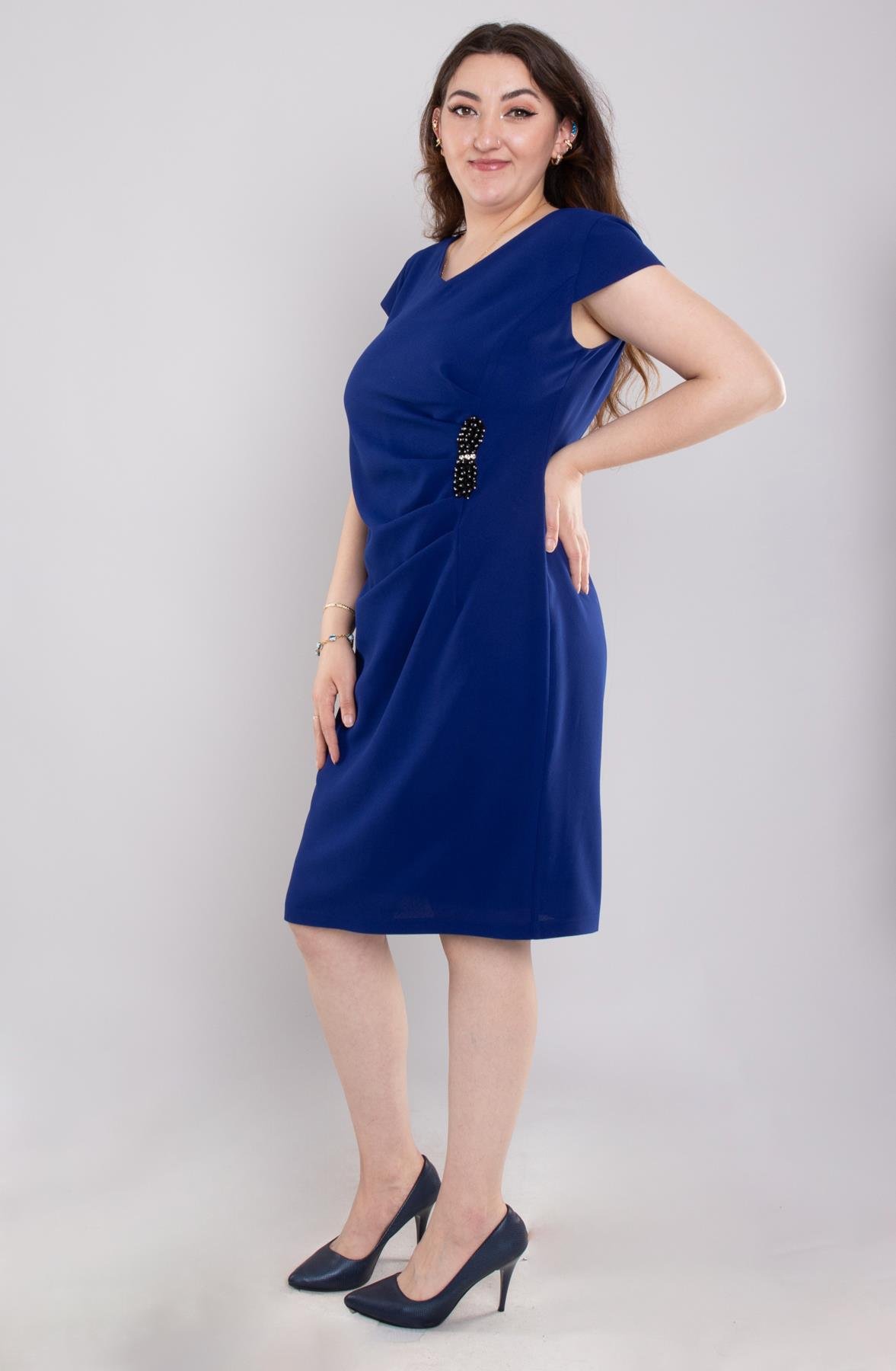 7039(101) Büyük Beden Drapeli Yandan Broşlu Krep Kısa Elbise