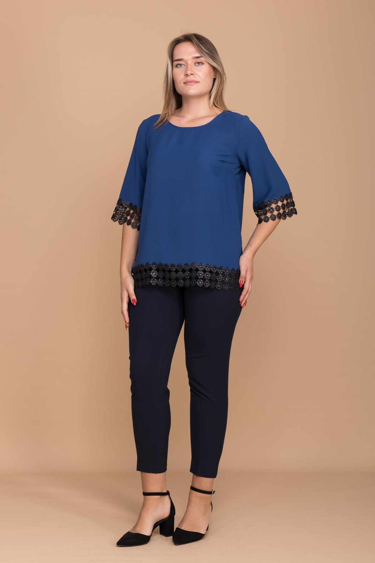 7041 Kolu ve Etek Ucu Papatya Güpür Büyük Beden Bluz