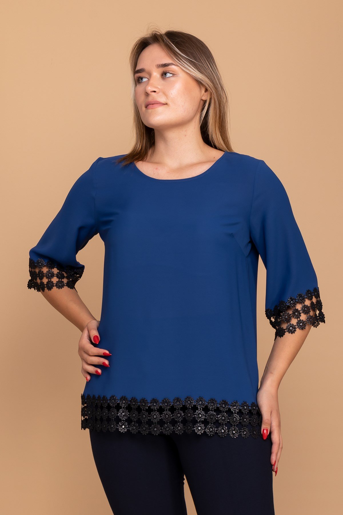 7041 Kolu ve Etek Ucu Papatya Güpür Büyük Beden Bluz