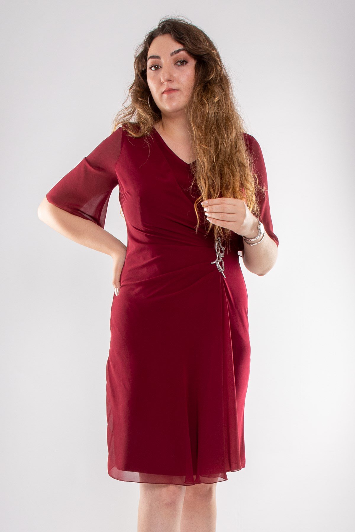 7052 Büyük Beden Yandan Broşlu Krep Şifon Kısa Elbise