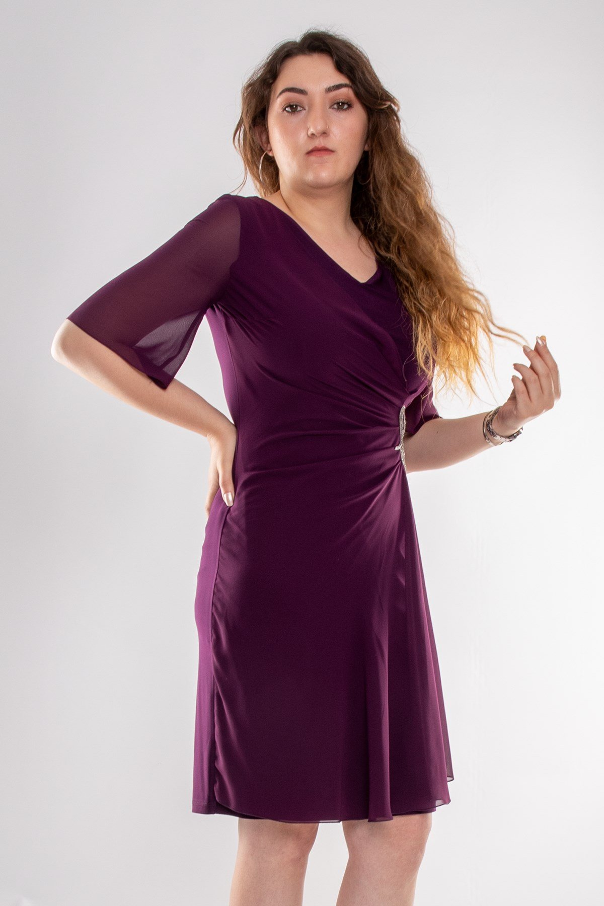 7052 Büyük Beden Yandan Broşlu Krep Şifon Kısa Elbise