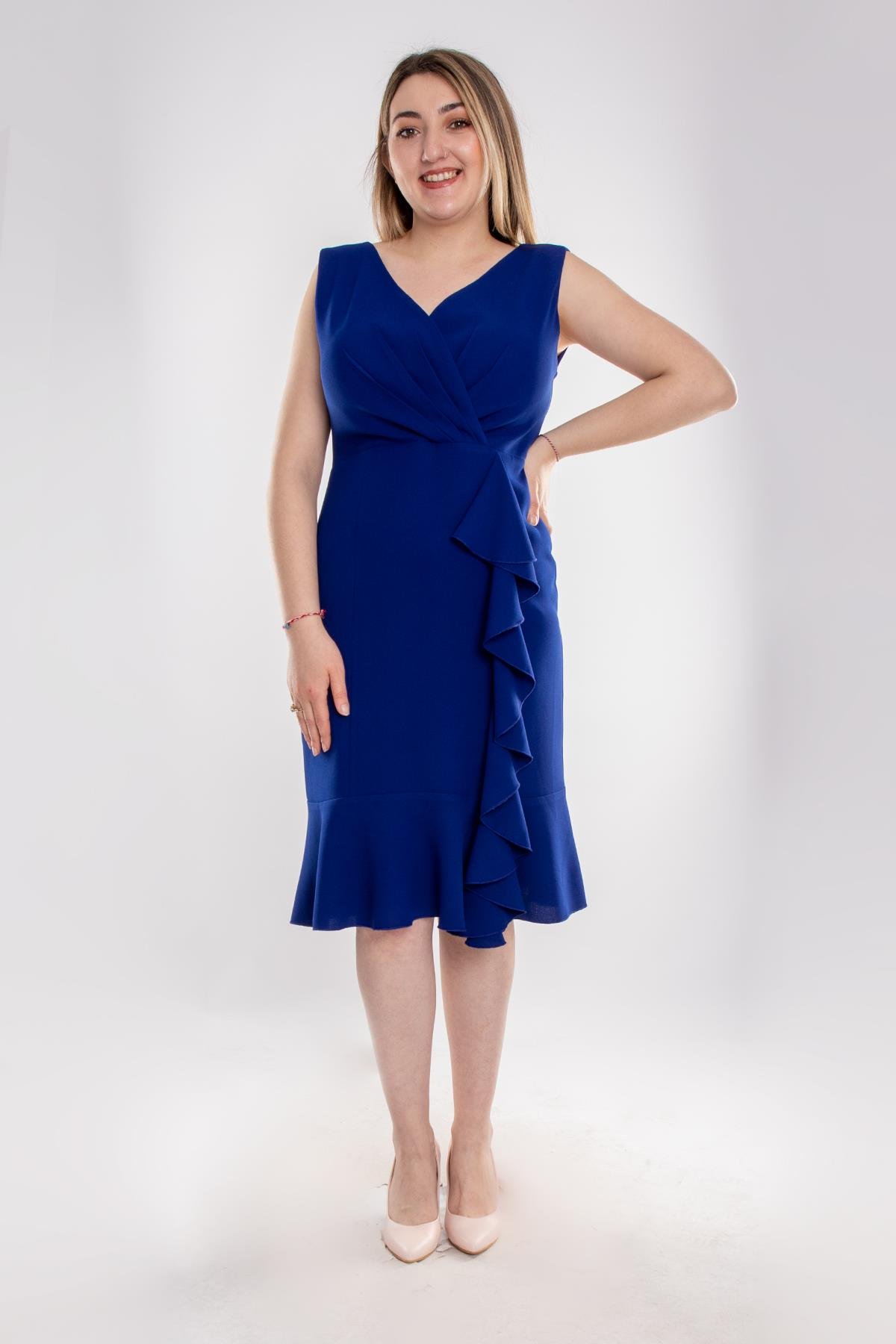 7056-126 Büyük Beden Kruvaze Yaka Eteği Fırfırlı Kısa Krep Elbise