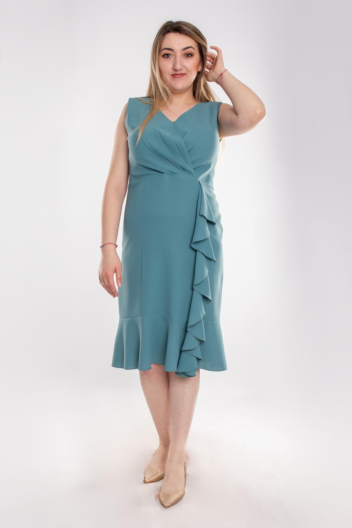 7056-126 Büyük Beden Kruvaze Yaka Eteği Fırfırlı Kısa Krep Elbise