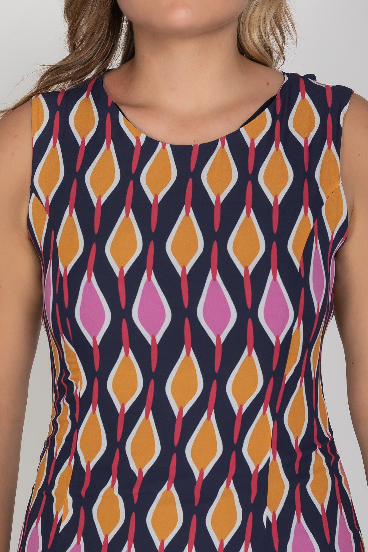 7111 Büyük Beden Sırt Detay Desenli Kısa Elbise