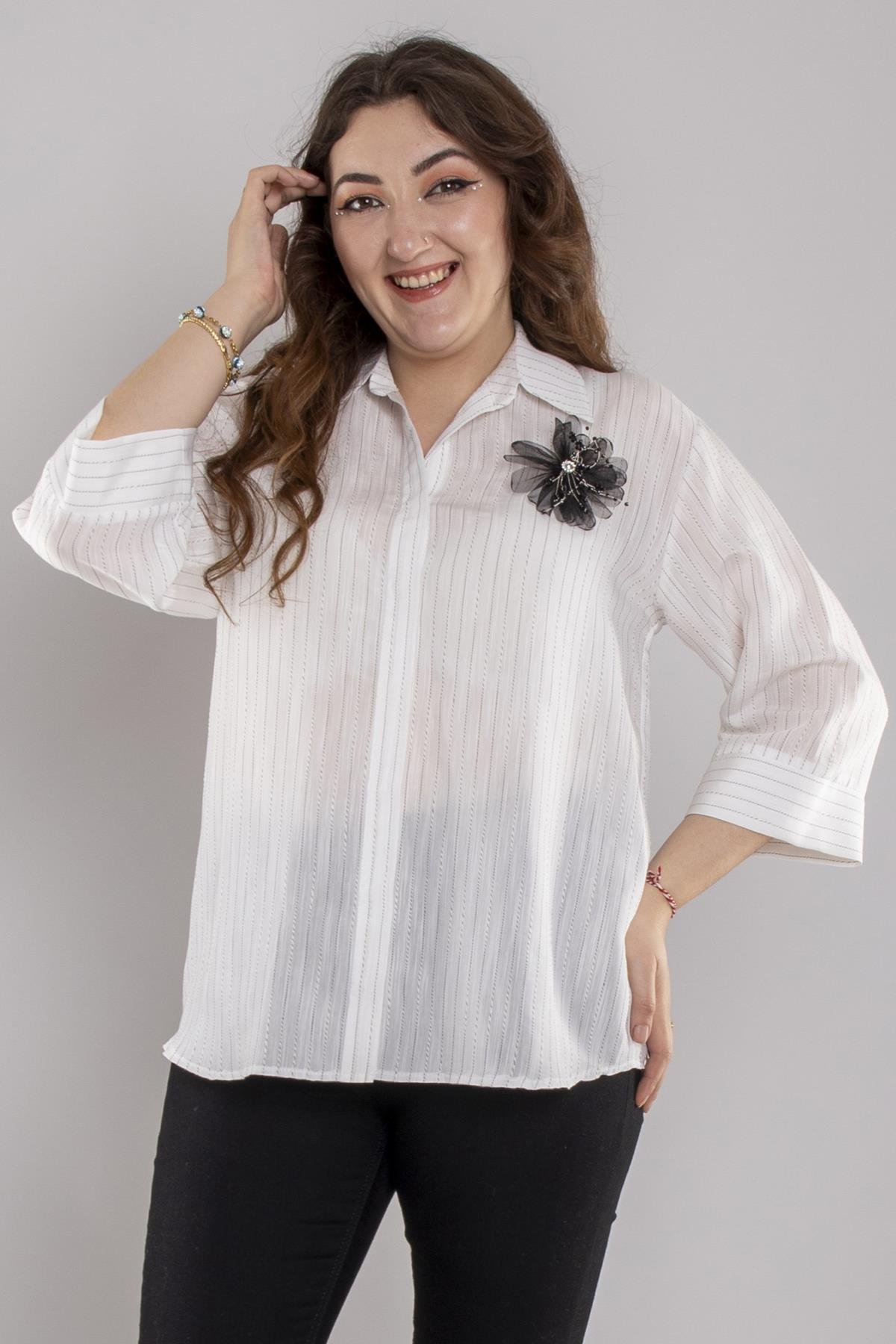 7239 Büyük Beden Çizgili Gül Broşlu Yürütmeli Truvakar Kol Viscon Gömlek