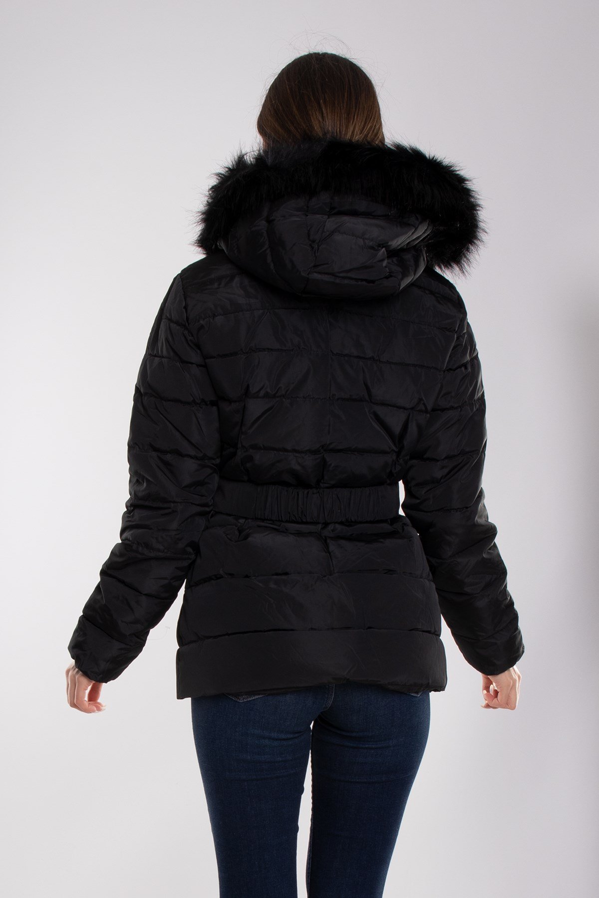 8150 Kapüşonu Kürklü Önü Asimetrik Fermuarlı Kemerli Şişme Mont