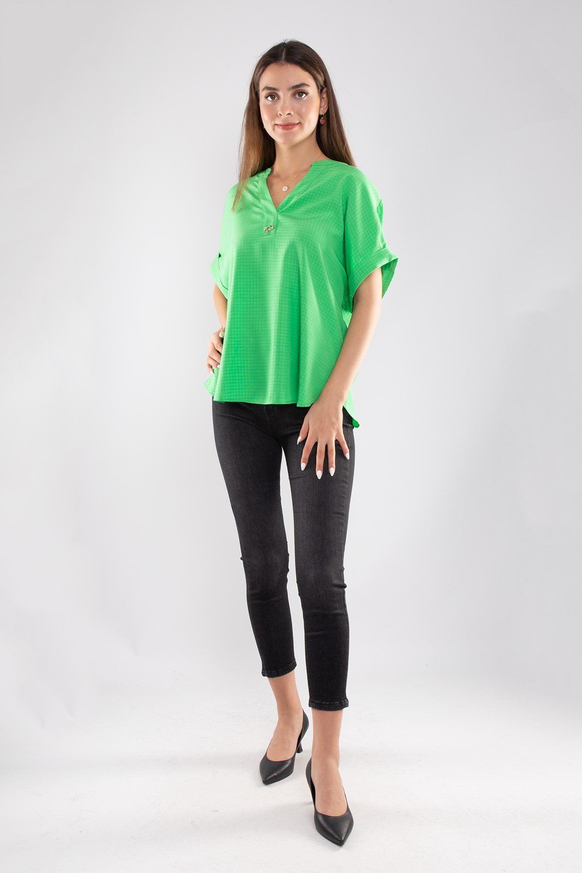 81699 Kendinden Kareli V Yaka Broşlu Viscon Bluz