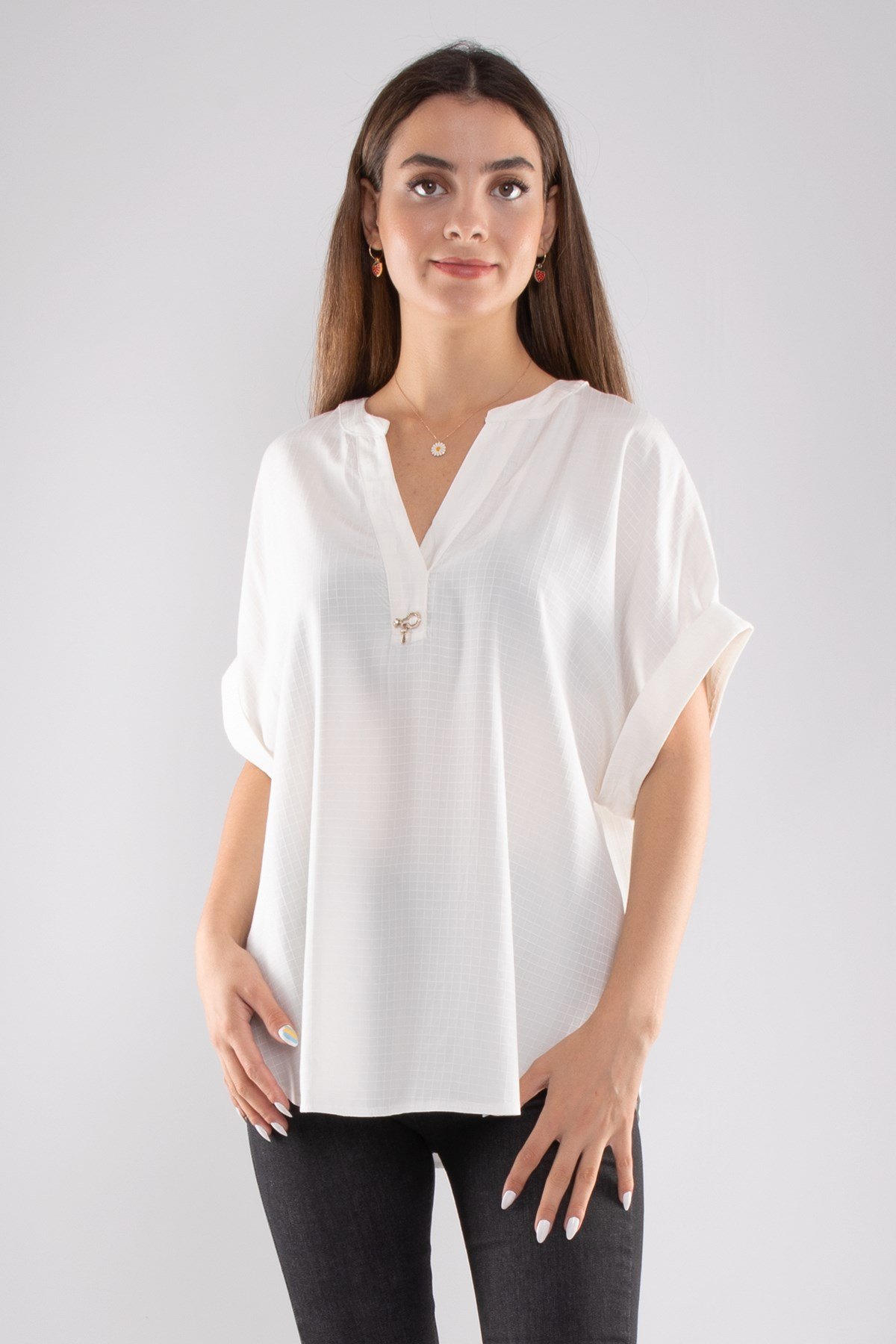 81699 Kendinden Kareli V Yaka Broşlu Viscon Bluz