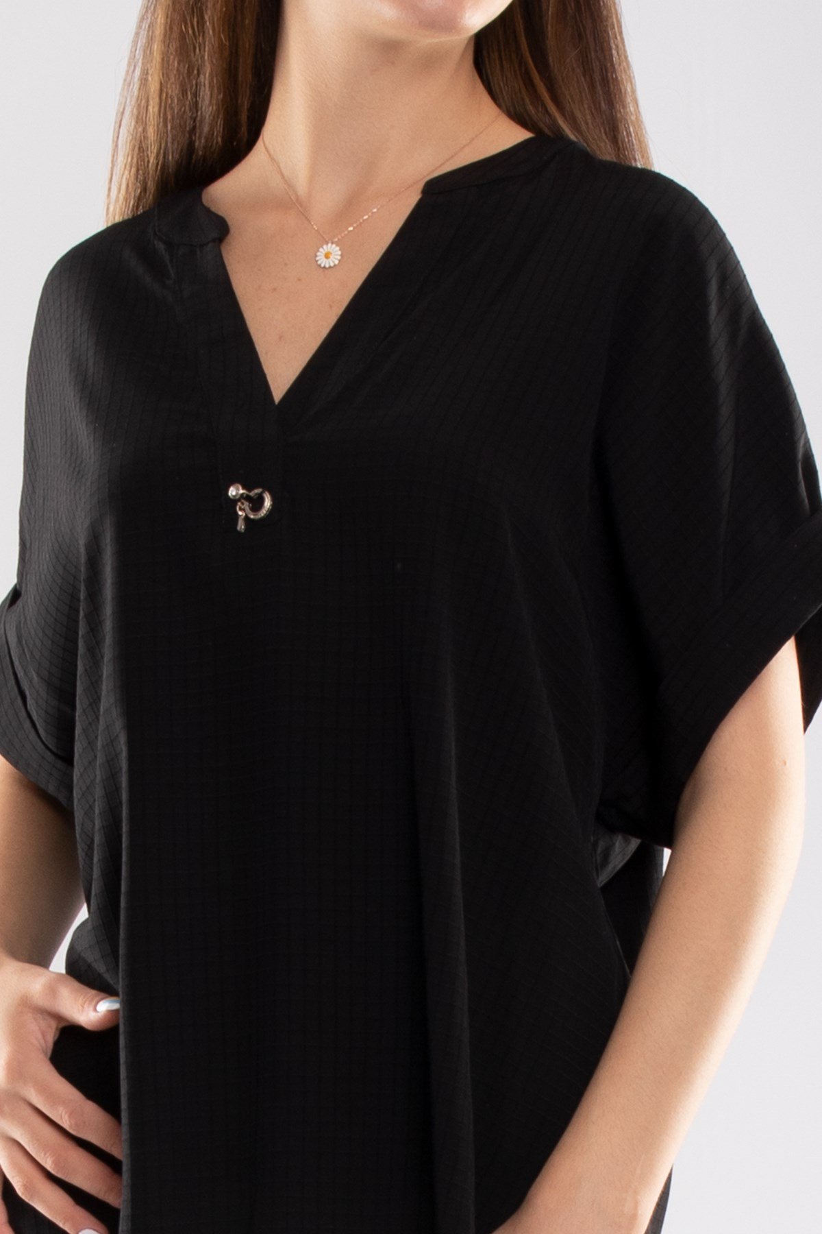 81699 Kendinden Kareli V Yaka Broşlu Viscon Bluz