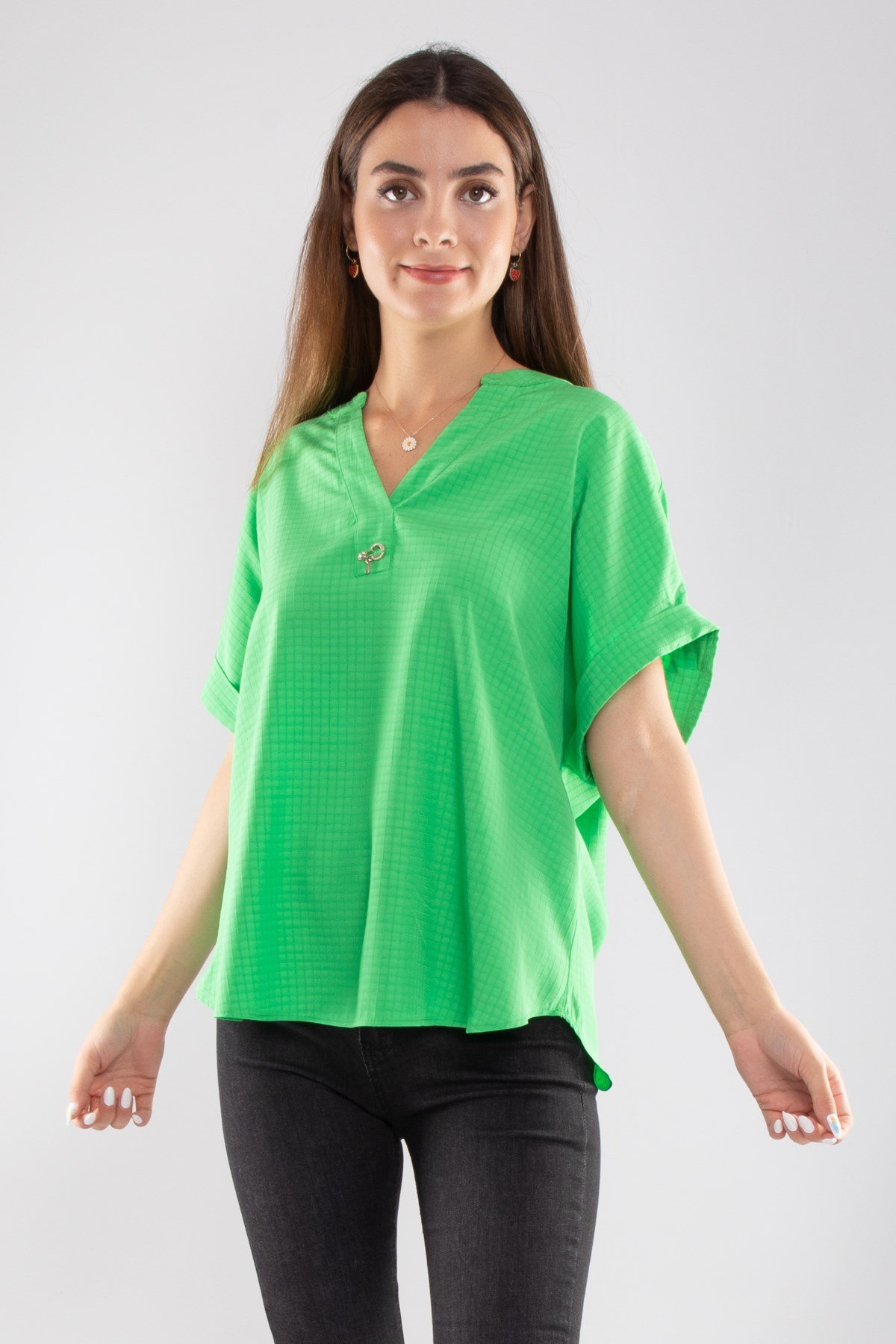 81699 Kendinden Kareli V Yaka Broşlu Viscon Bluz