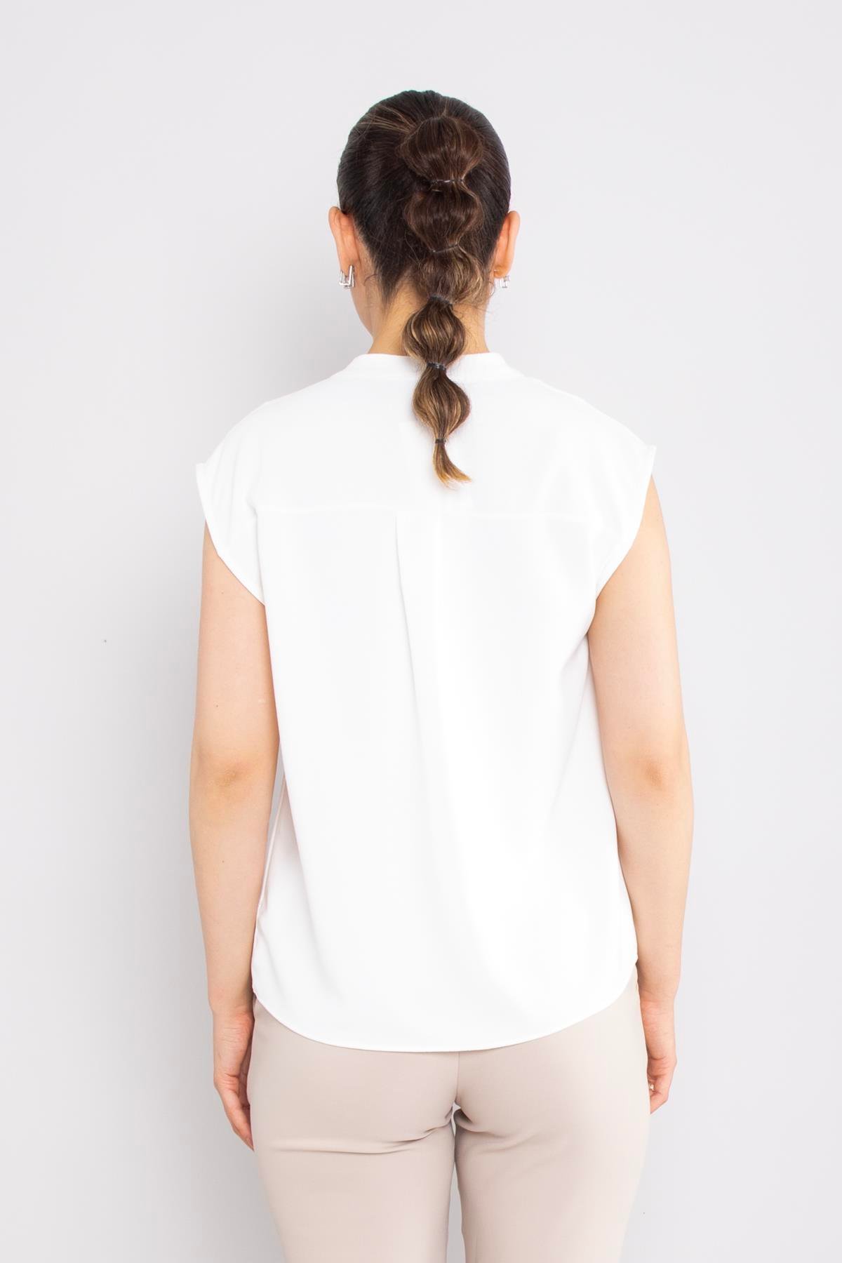 81980 Yakasız Broş Detay Kolsuz Şifon Bluz