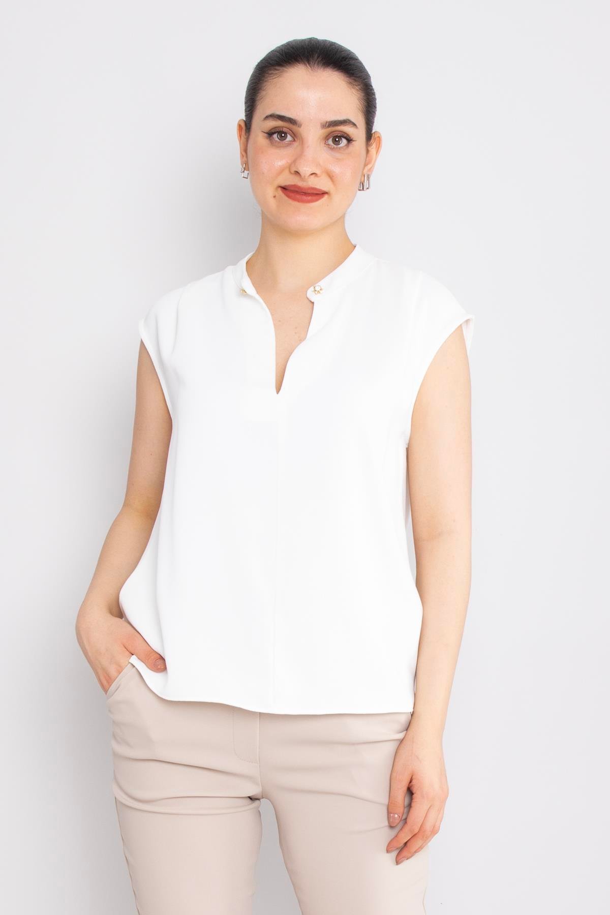 81980 Yakasız Broş Detay Kolsuz Şifon Bluz