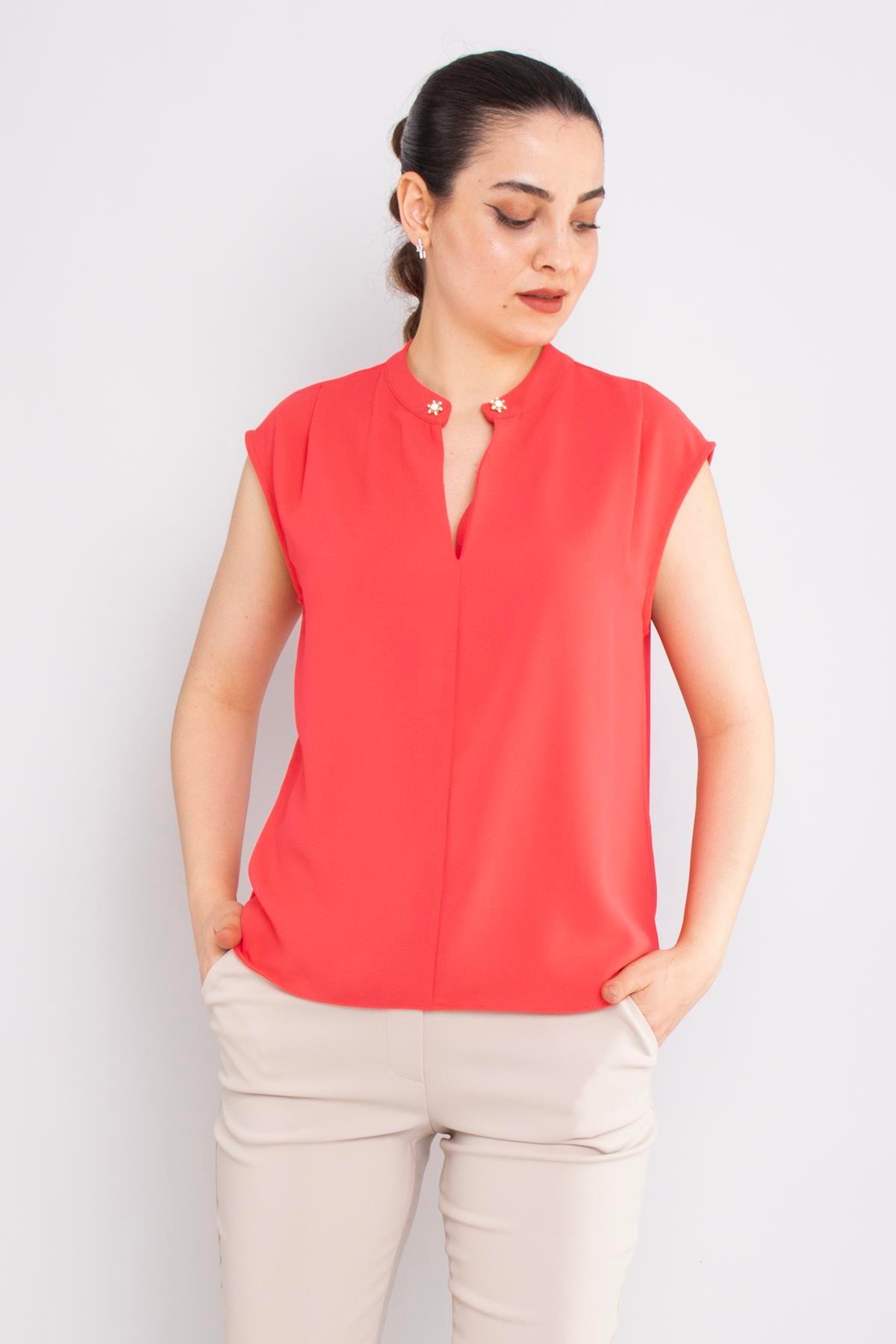 81980 Yakasız Broş Detay Kolsuz Şifon Bluz