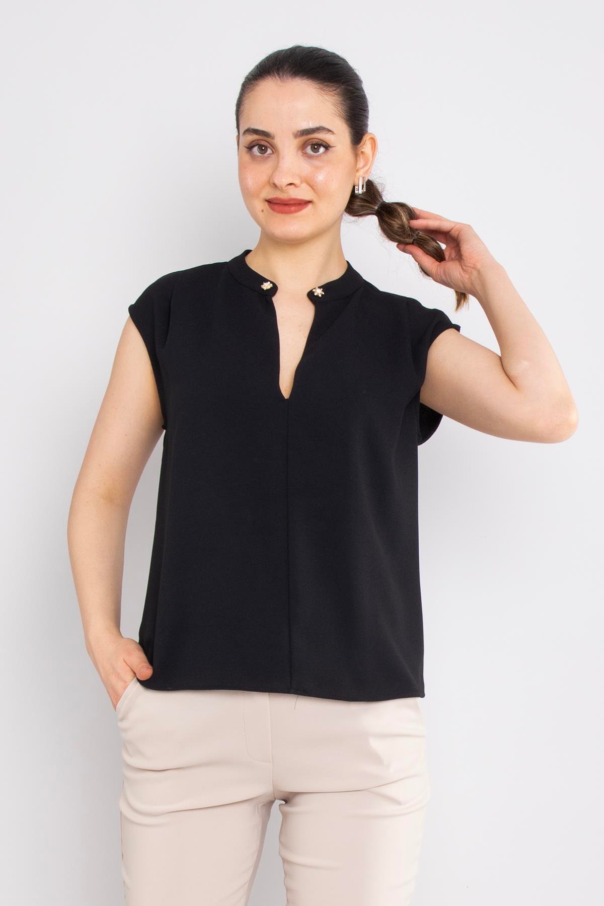 81980 Yakasız Broş Detay Kolsuz Şifon Bluz