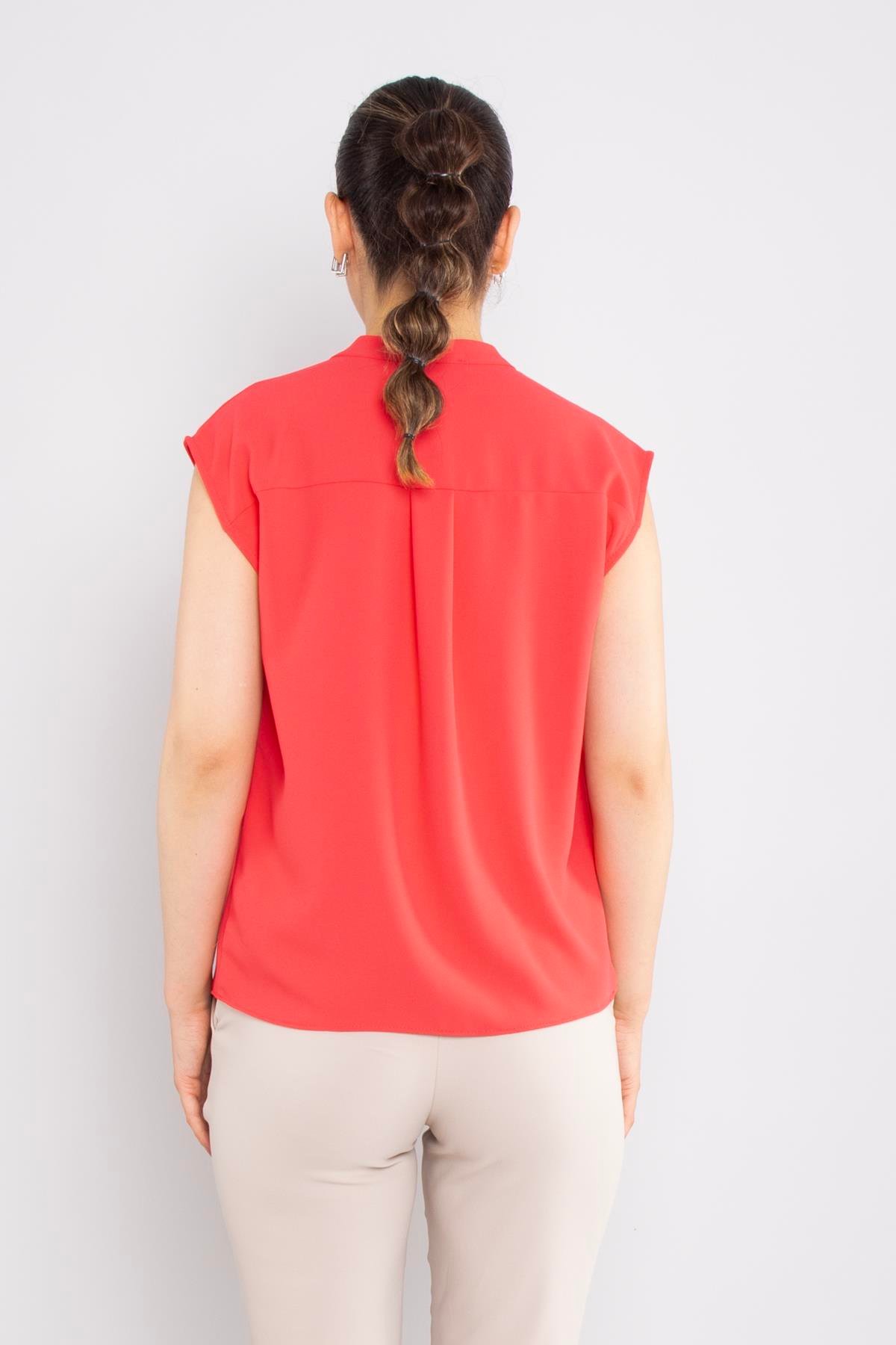 81980 Yakasız Broş Detay Kolsuz Şifon Bluz