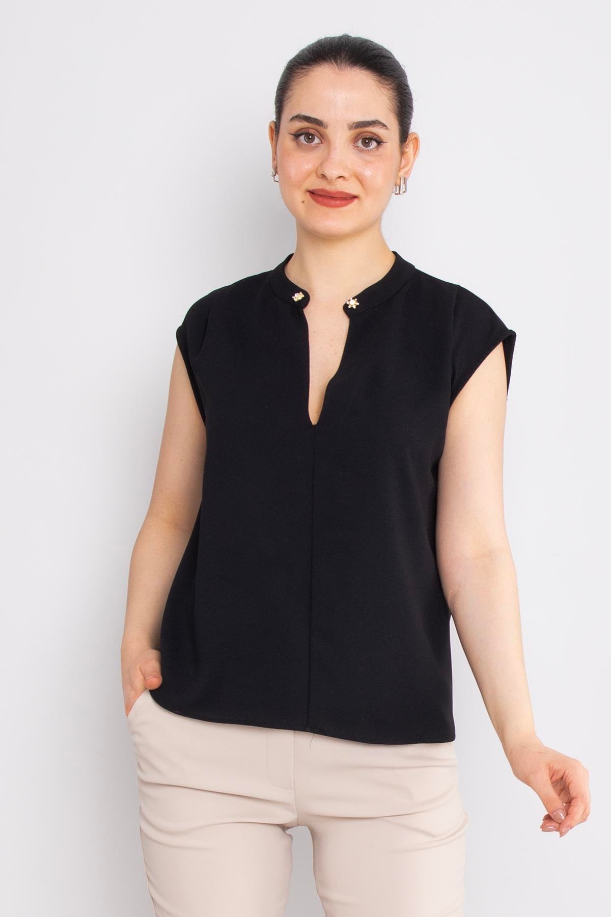 81980 Yakasız Broş Detay Kolsuz Şifon Bluz