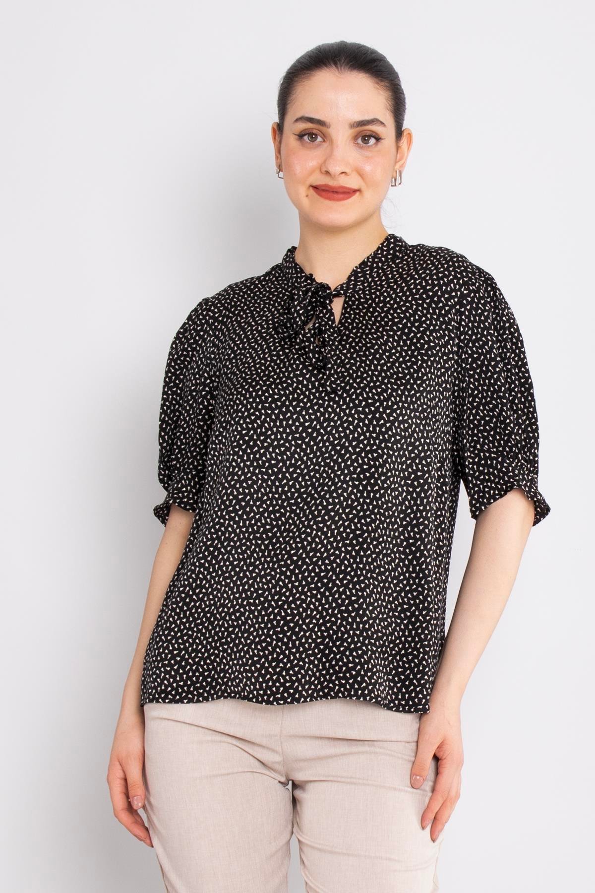 82032 Yaka Bağlamalı Mini Desenli Bluz
