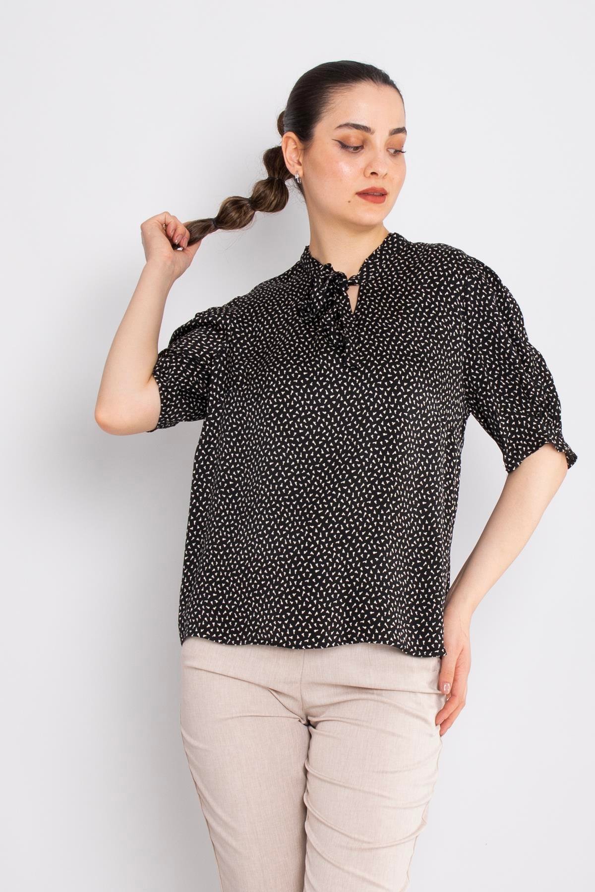 82032 Yaka Bağlamalı Mini Desenli Bluz