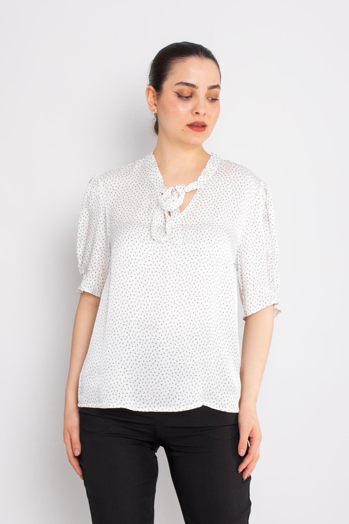 82032 Yaka Bağlamalı Mini Desenli Bluz