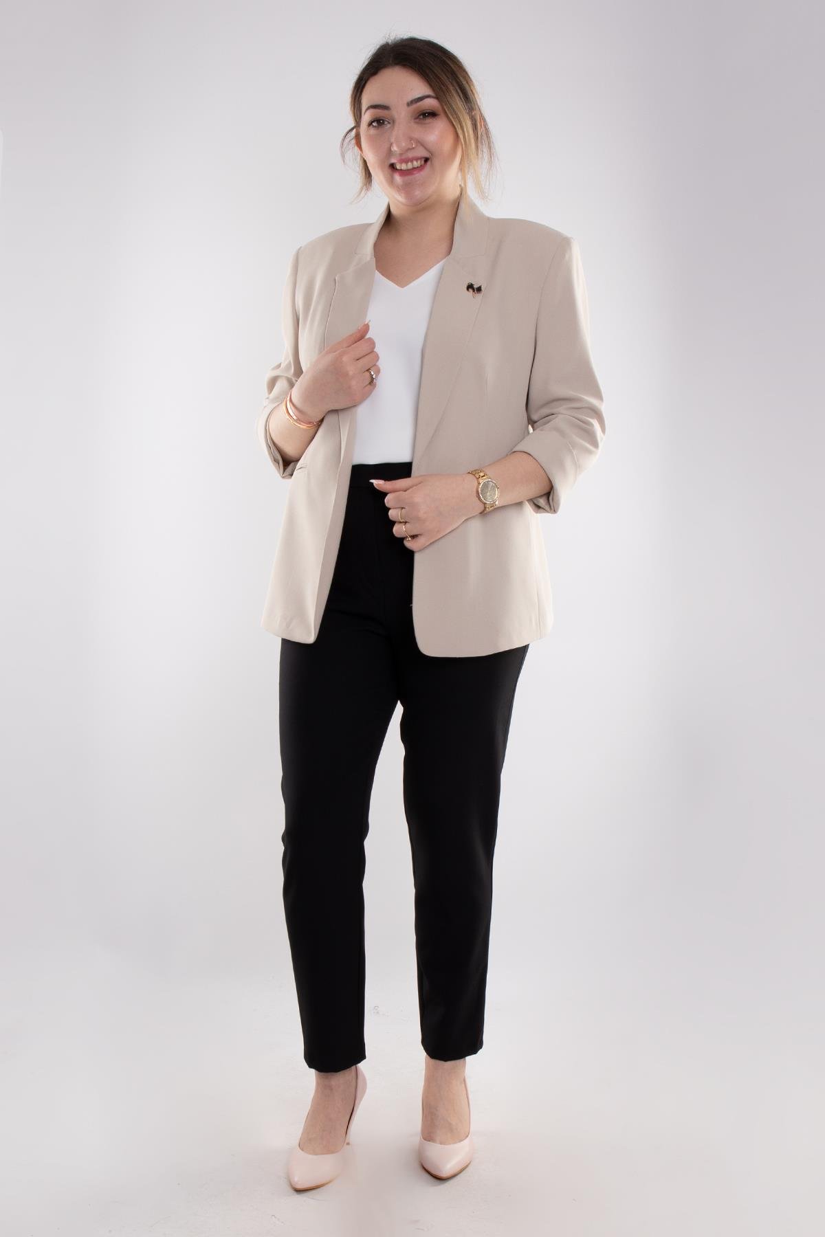 90179 Büyük Beden Kedi Broşlu Kadın Ceket