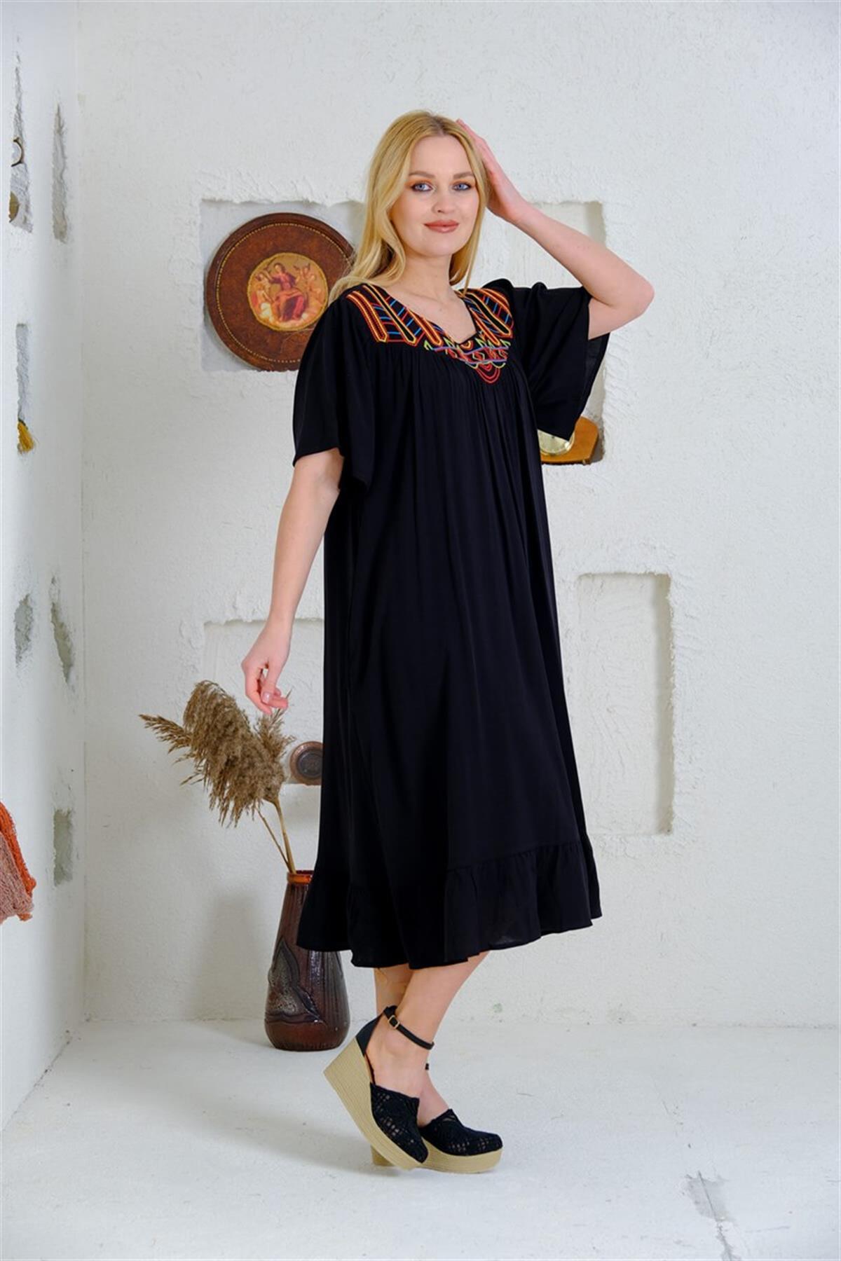 9051 Büyük Beden Robadan Büzgülü Yaka Nakışlı Kısa Kol Pamuk Otantik Elbise