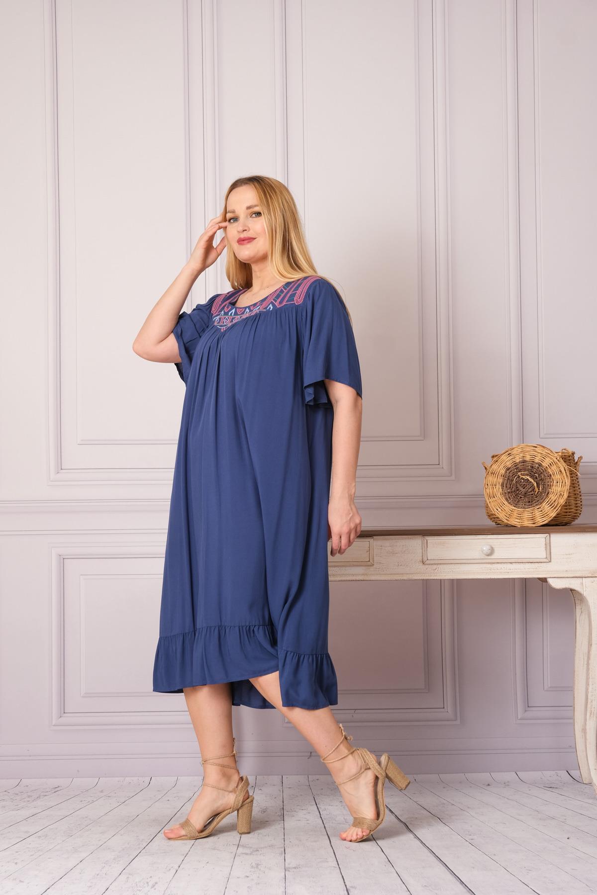 9051 Büyük Beden Robadan Büzgülü Yaka Nakışlı Kısa Kol Pamuk Otantik Elbise