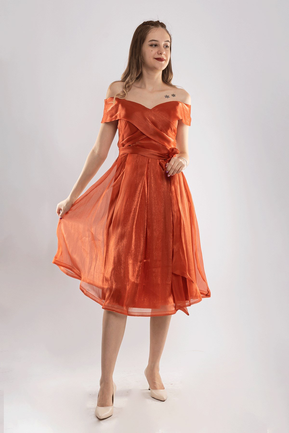 D-1066 Madonna Yaka Kuşaklı İpek Şifon Kısa Elbise