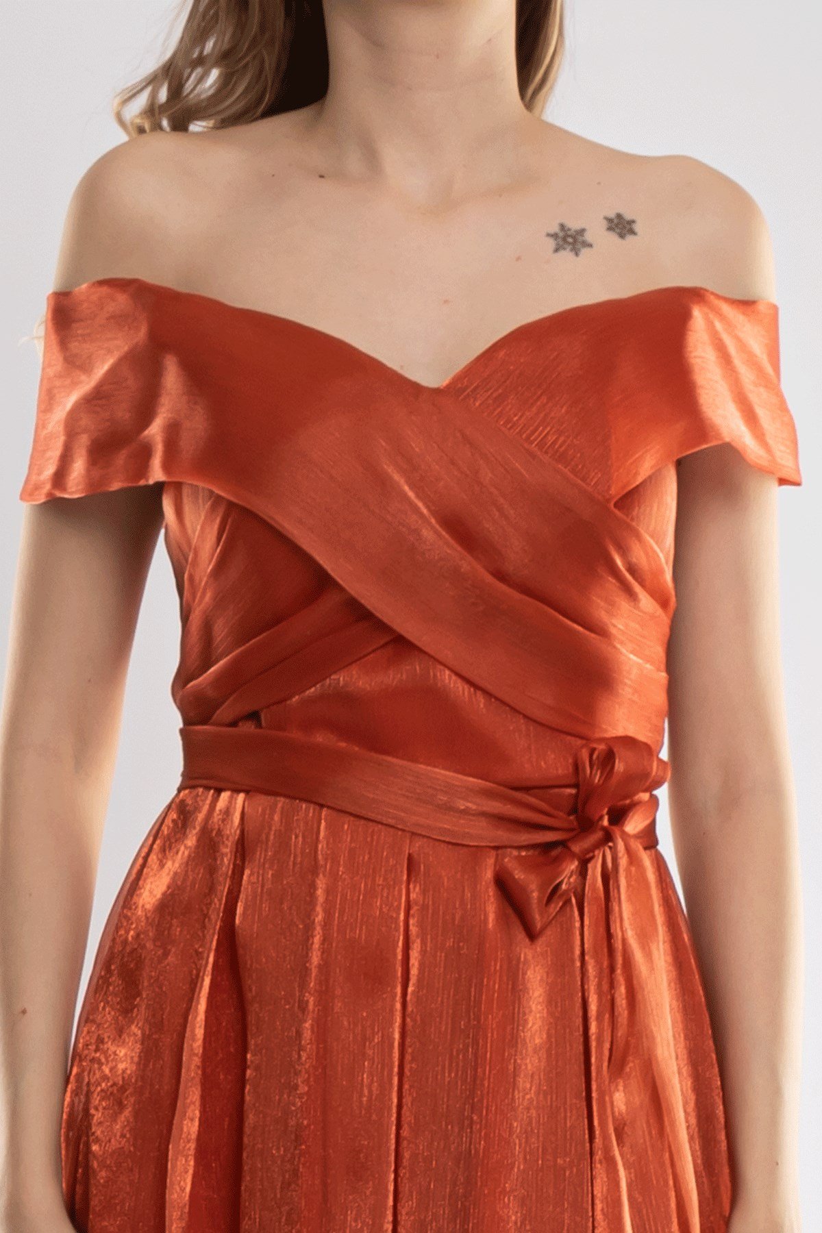 D-1066 Madonna Yaka Kuşaklı İpek Şifon Kısa Elbise