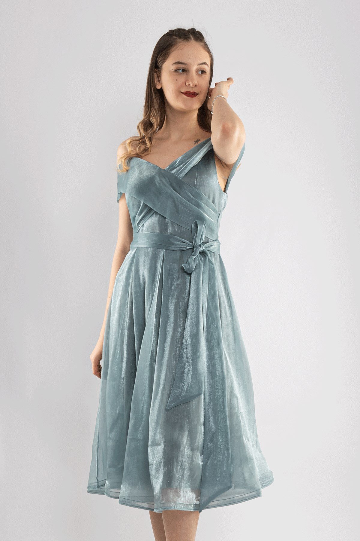 D-1066 Madonna Yaka Kuşaklı İpek Şifon Kısa Elbise