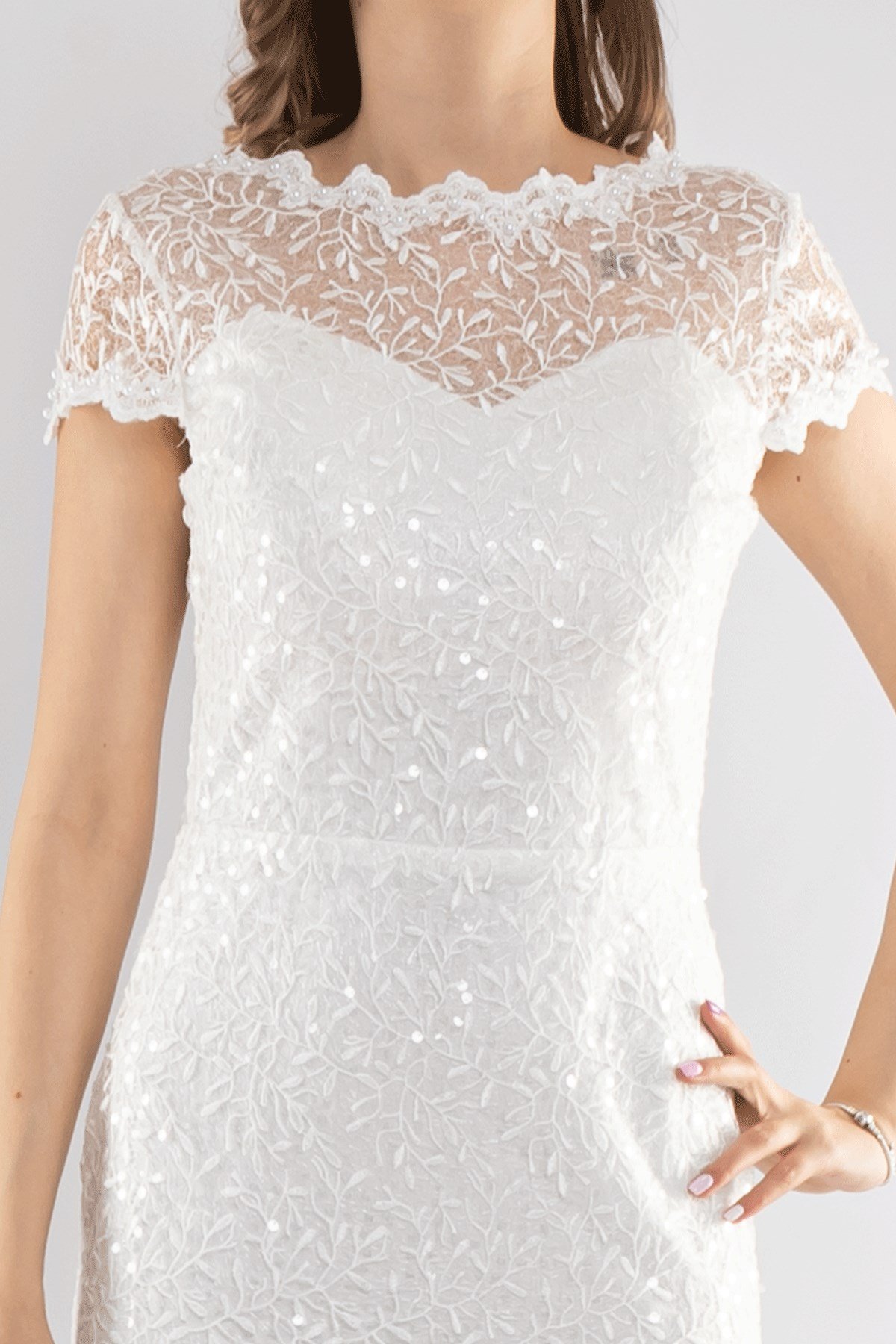 D-1240 Sırtı V Payetli Kemerli Güpür Kısa Elbise