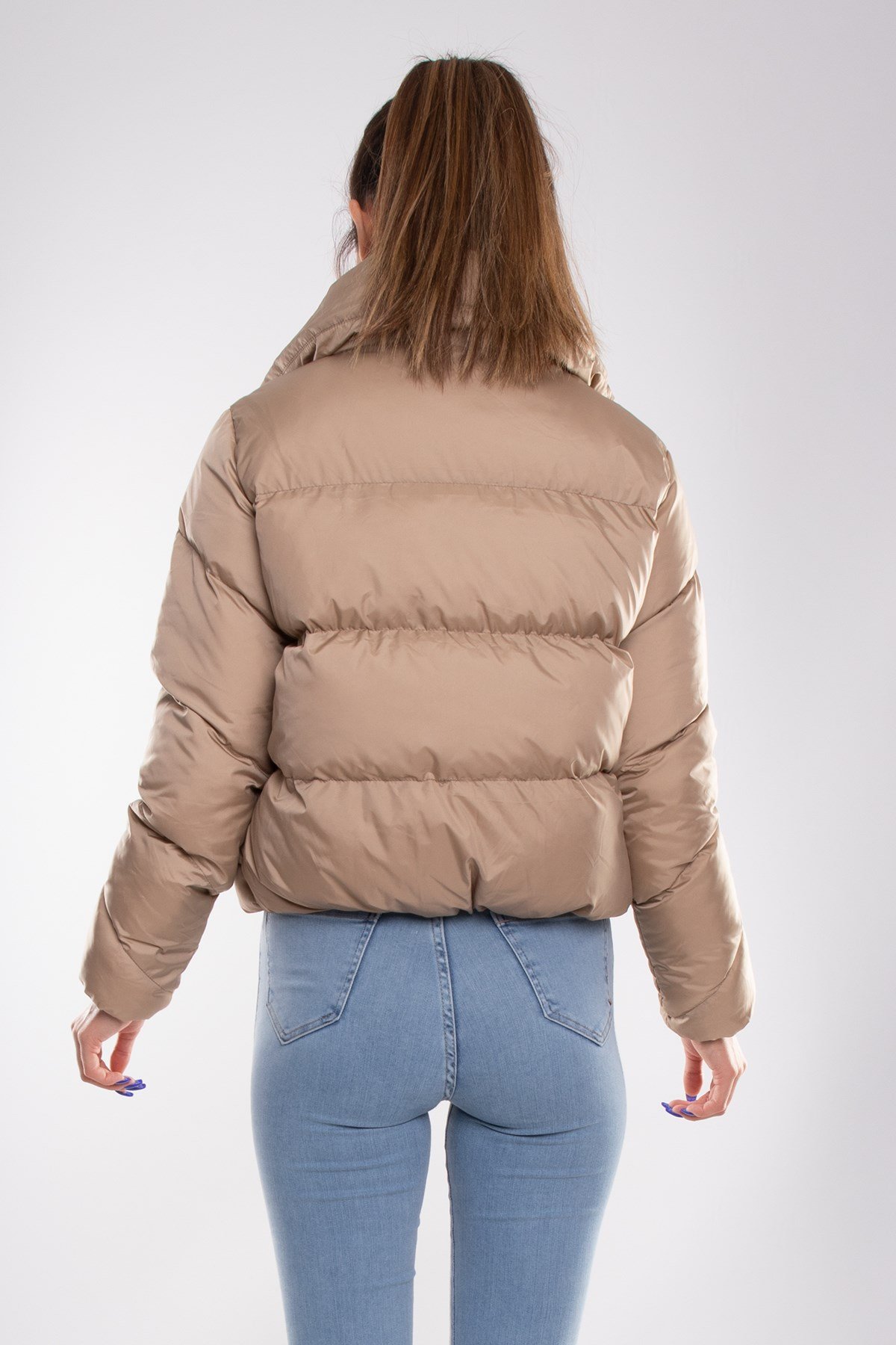 LEYLAK Geniş Yaka Kol ve Etek Ucu Lastikli Kadın Kısa Mont