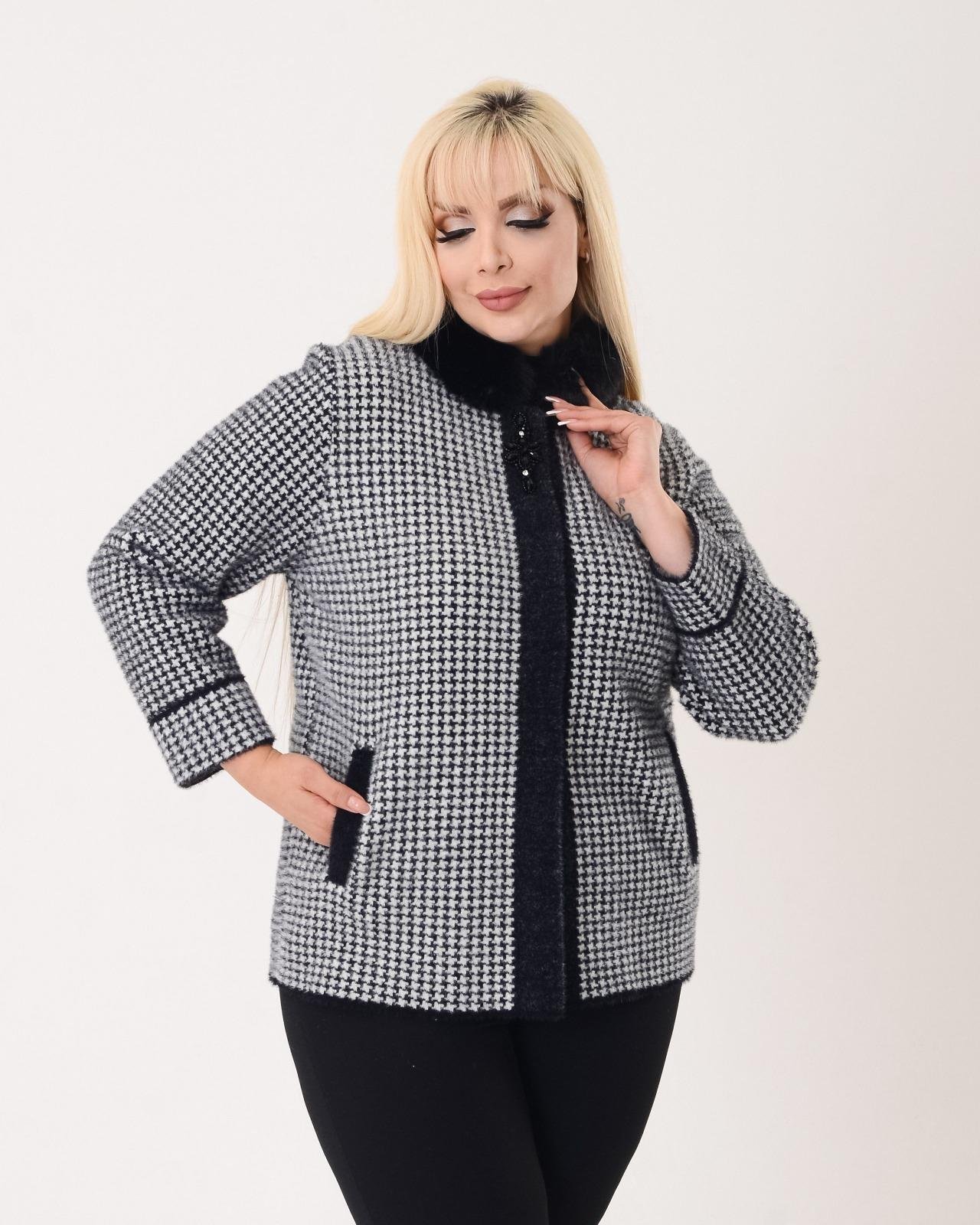 T012 Yaka Kürklü Broş Detay Kazayağı Angora Ceket