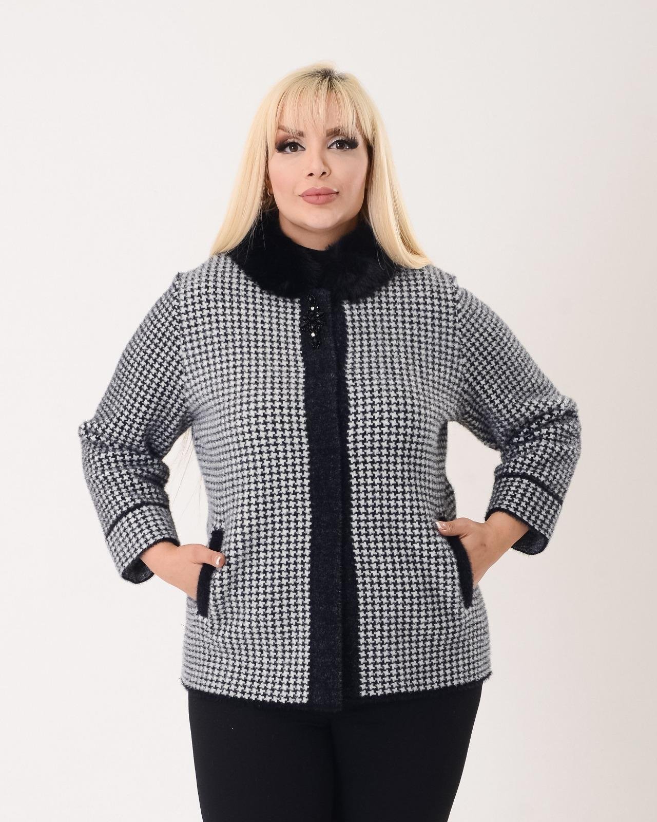 T012 Yaka Kürklü Broş Detay Kazayağı Angora Ceket