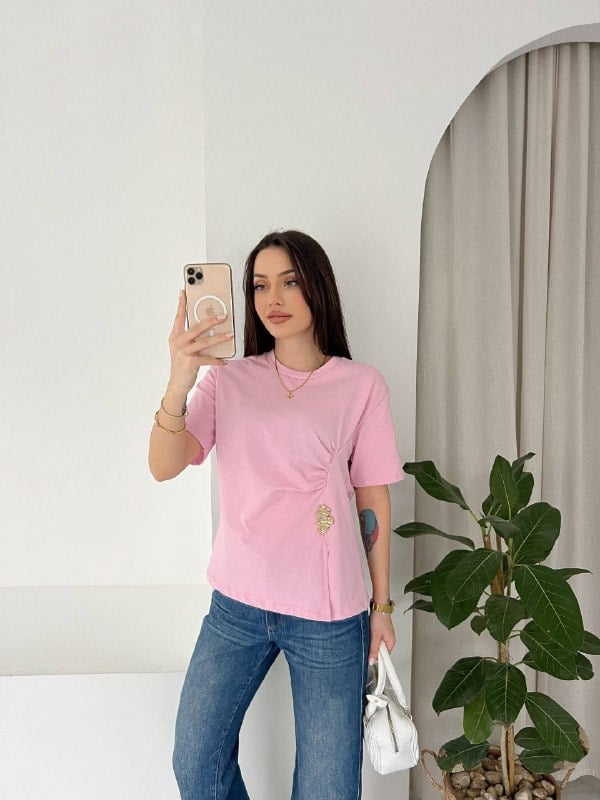 AKSESUAR DETAY PEMBE TŞİRT