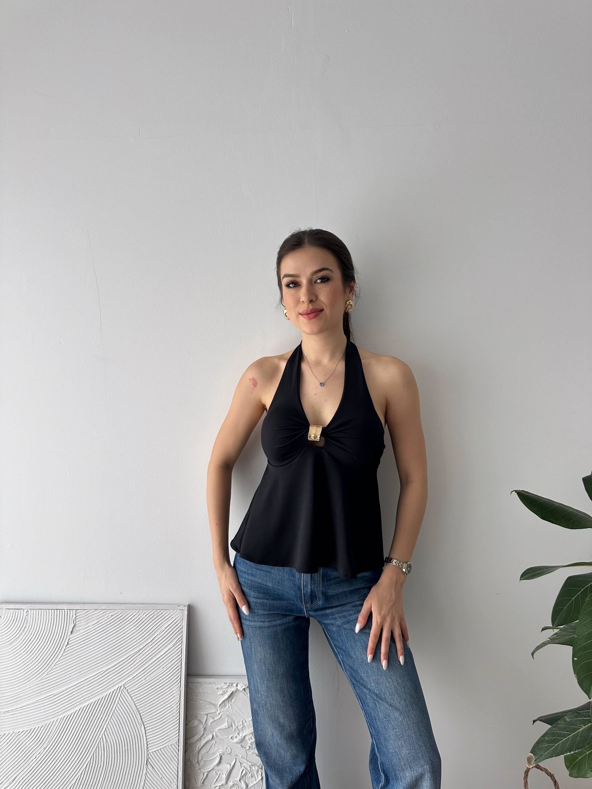 DALGIÇ SİYAH AKSEUARLI BLUZ