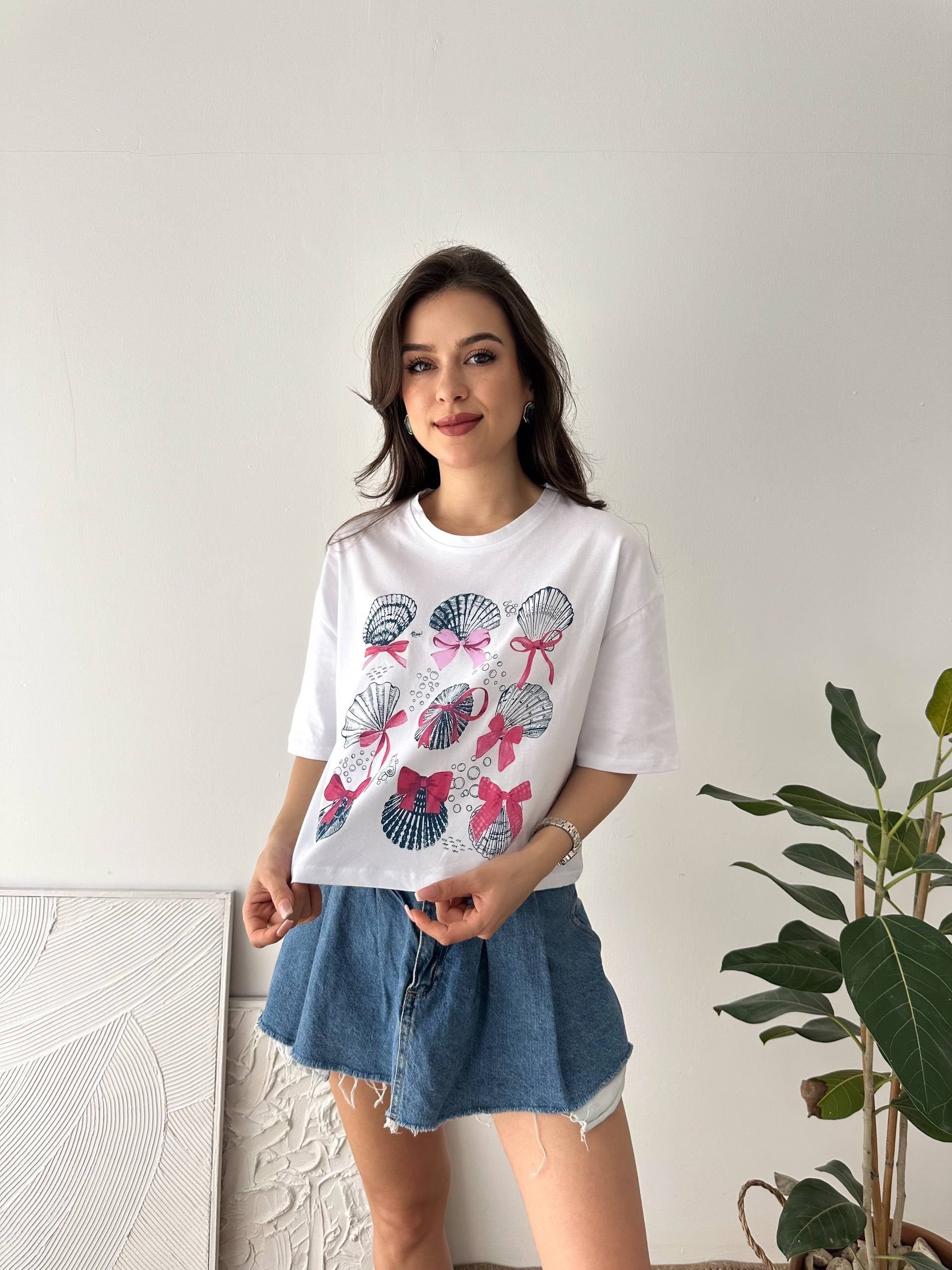 KURDELE DESENLİ BEYAZ TŞİRT