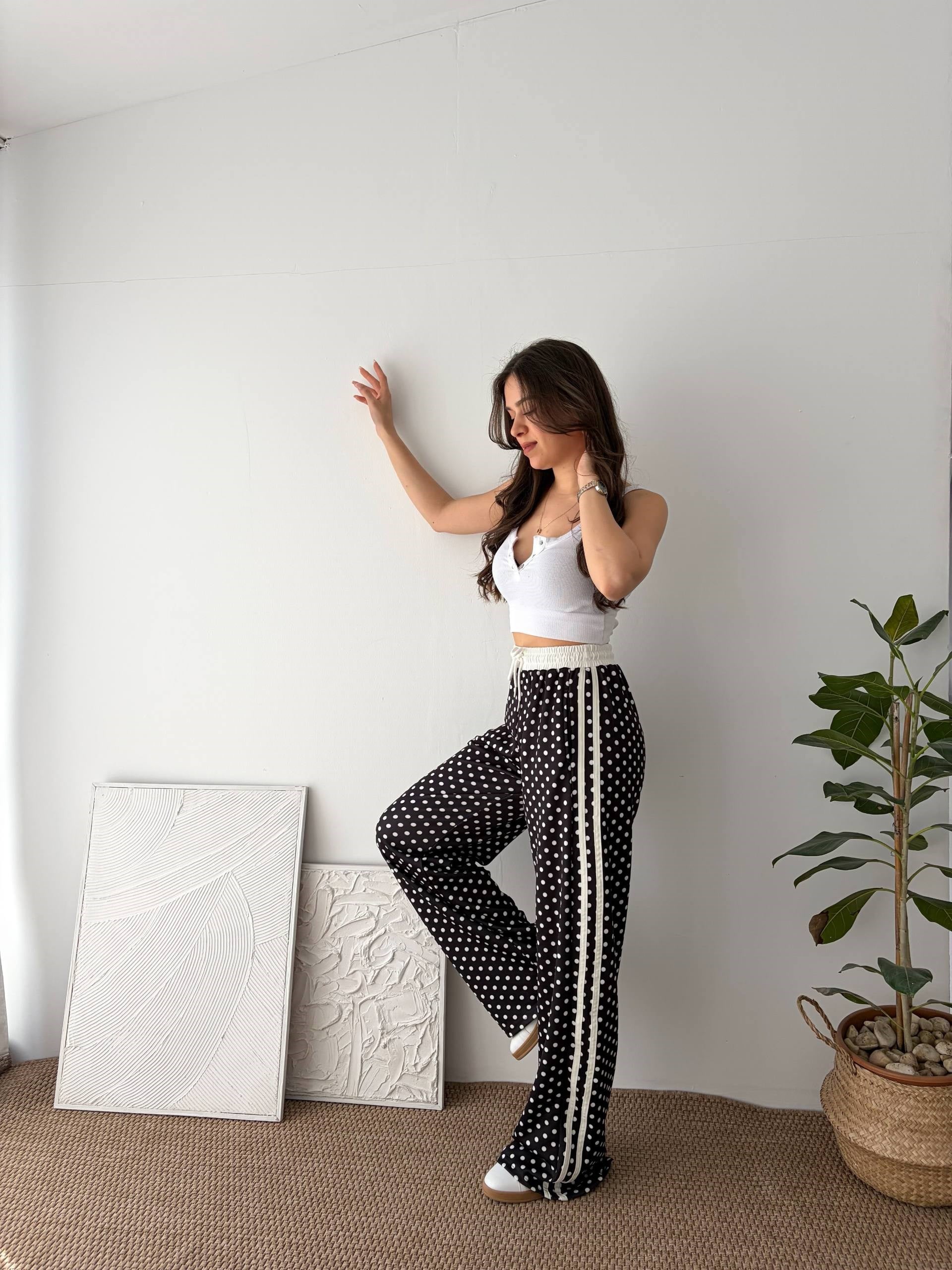 YANI ÇİZGİLİ PUANTİYE SİYAH PANTALON