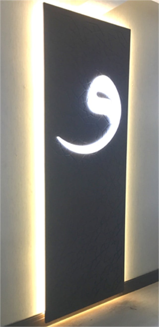 Ahşap Üzerine Işıklı Vav 