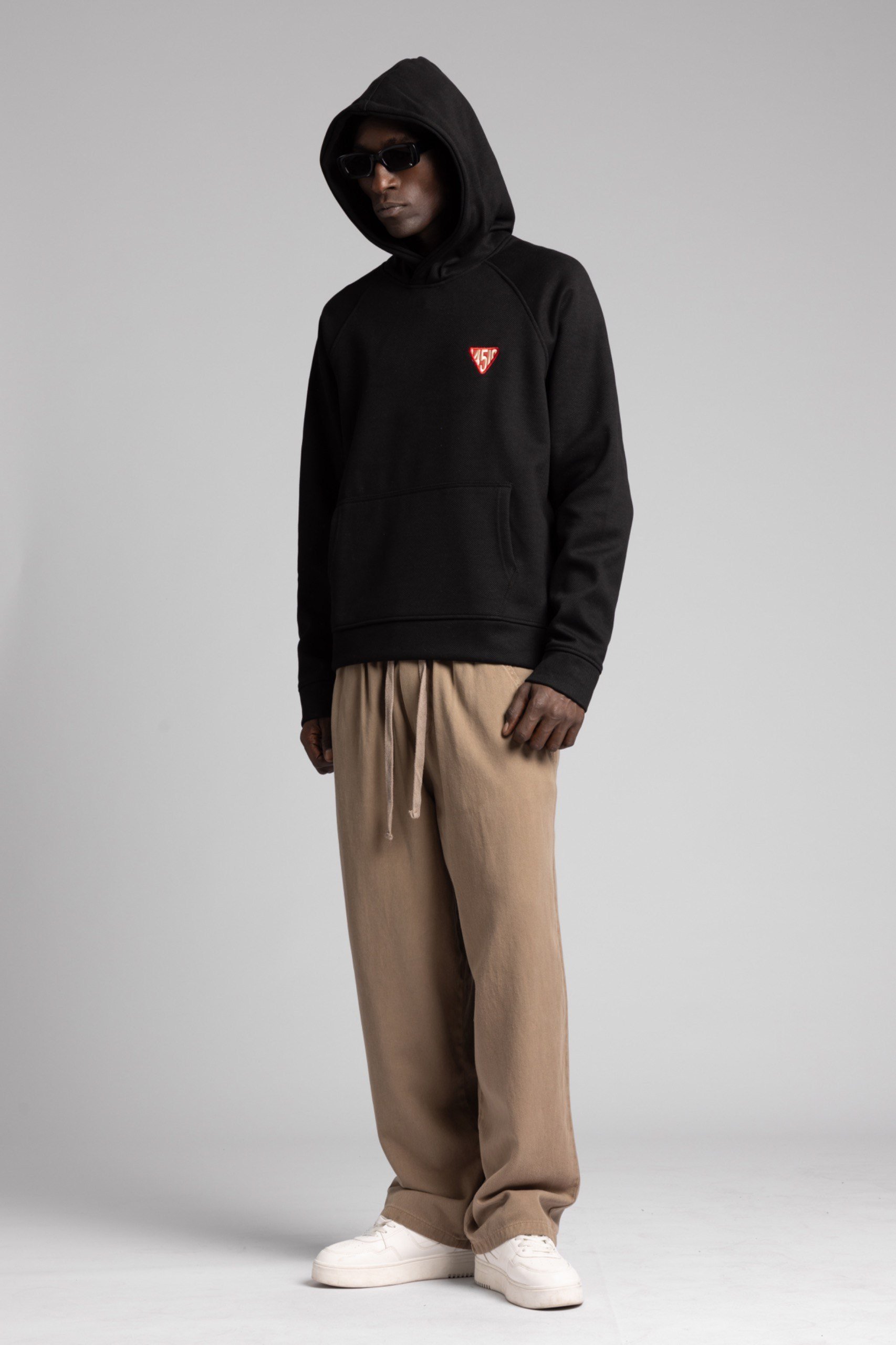 Minimal Nakış Detaylı Kapüşonlu Sweatshirt Sİyah