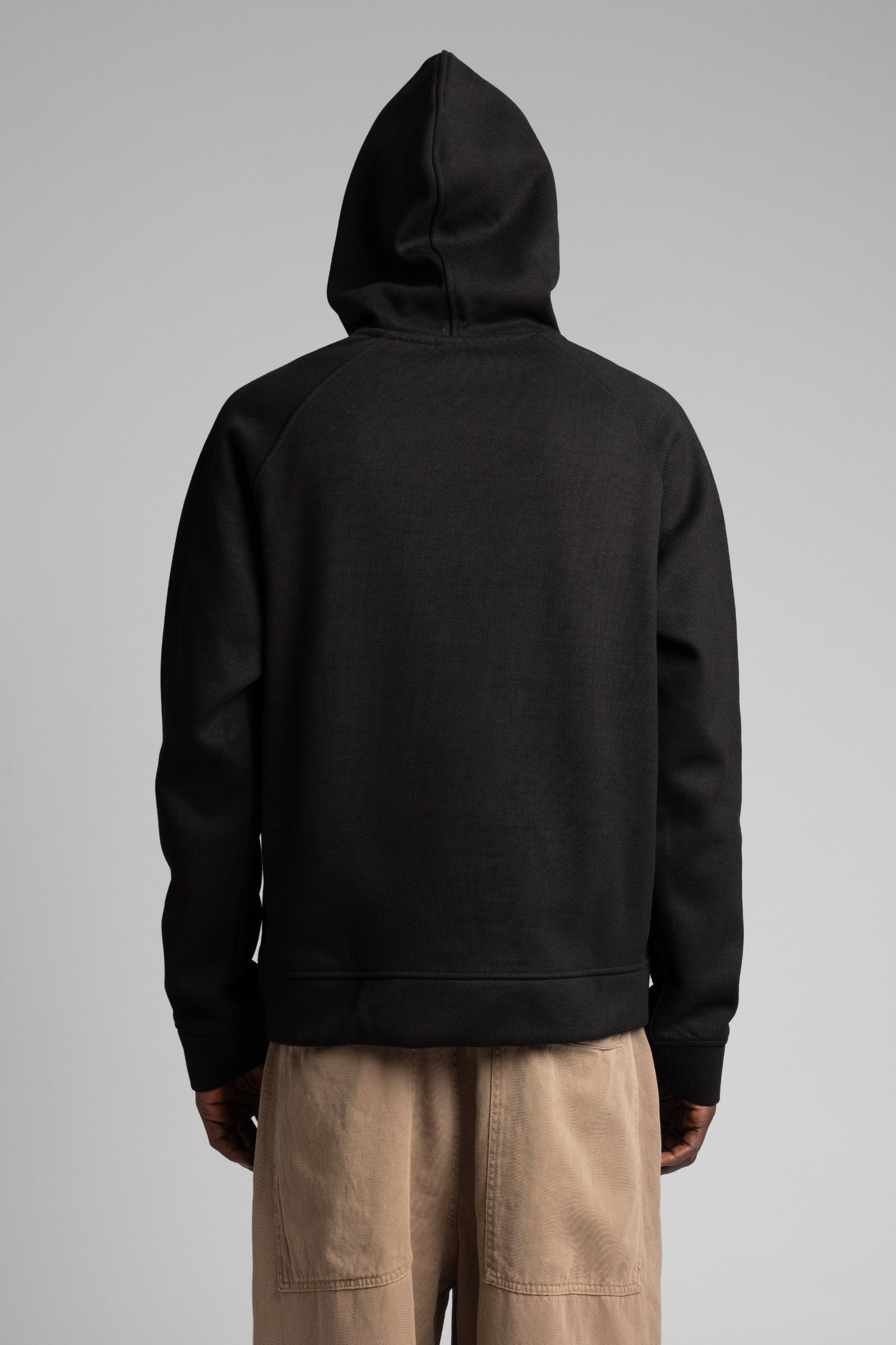 Minimal Nakış Detaylı Kapüşonlu Sweatshirt Sİyah