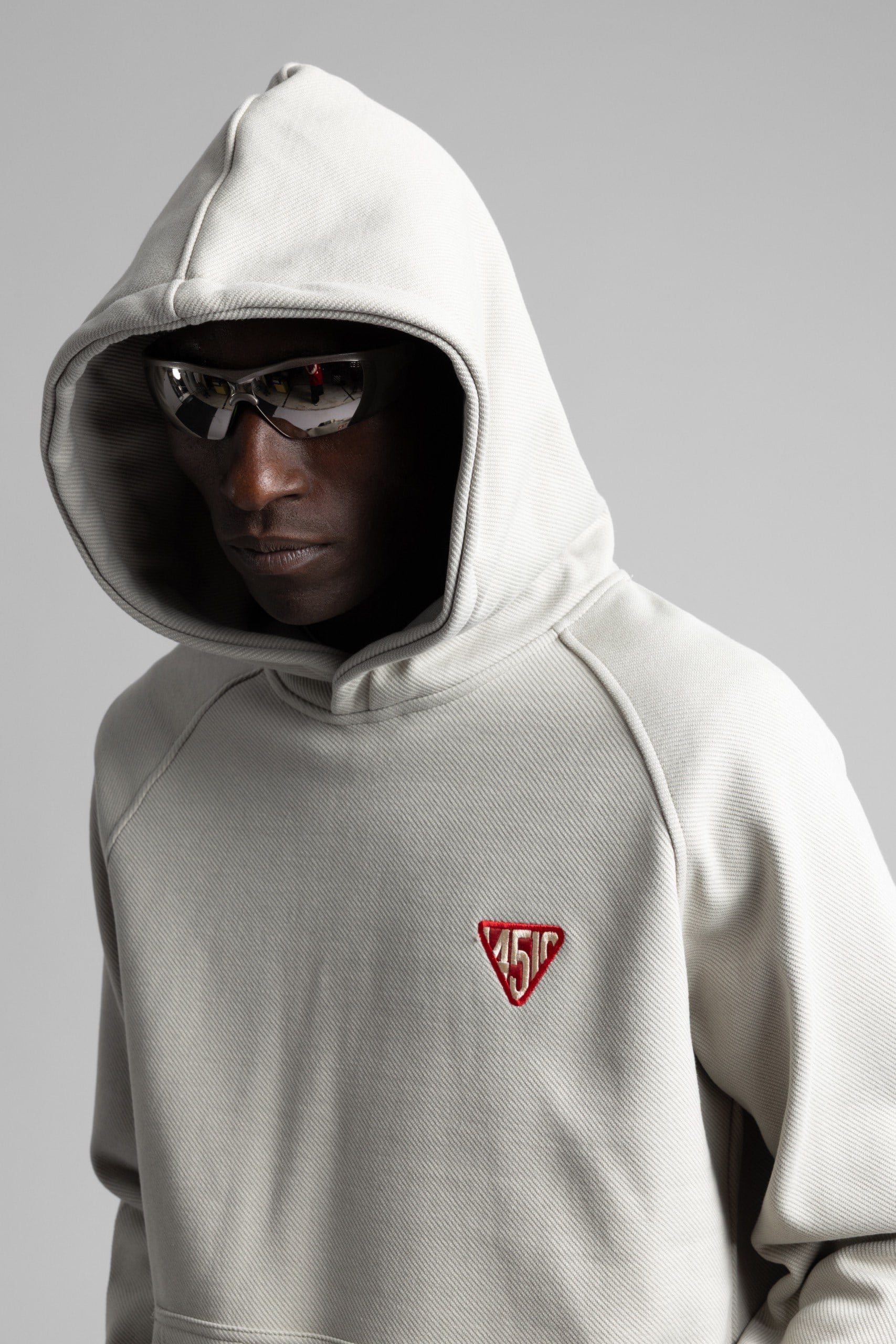Minimal Nakış Detaylı Kapüşonlu Sweatshirt Taş