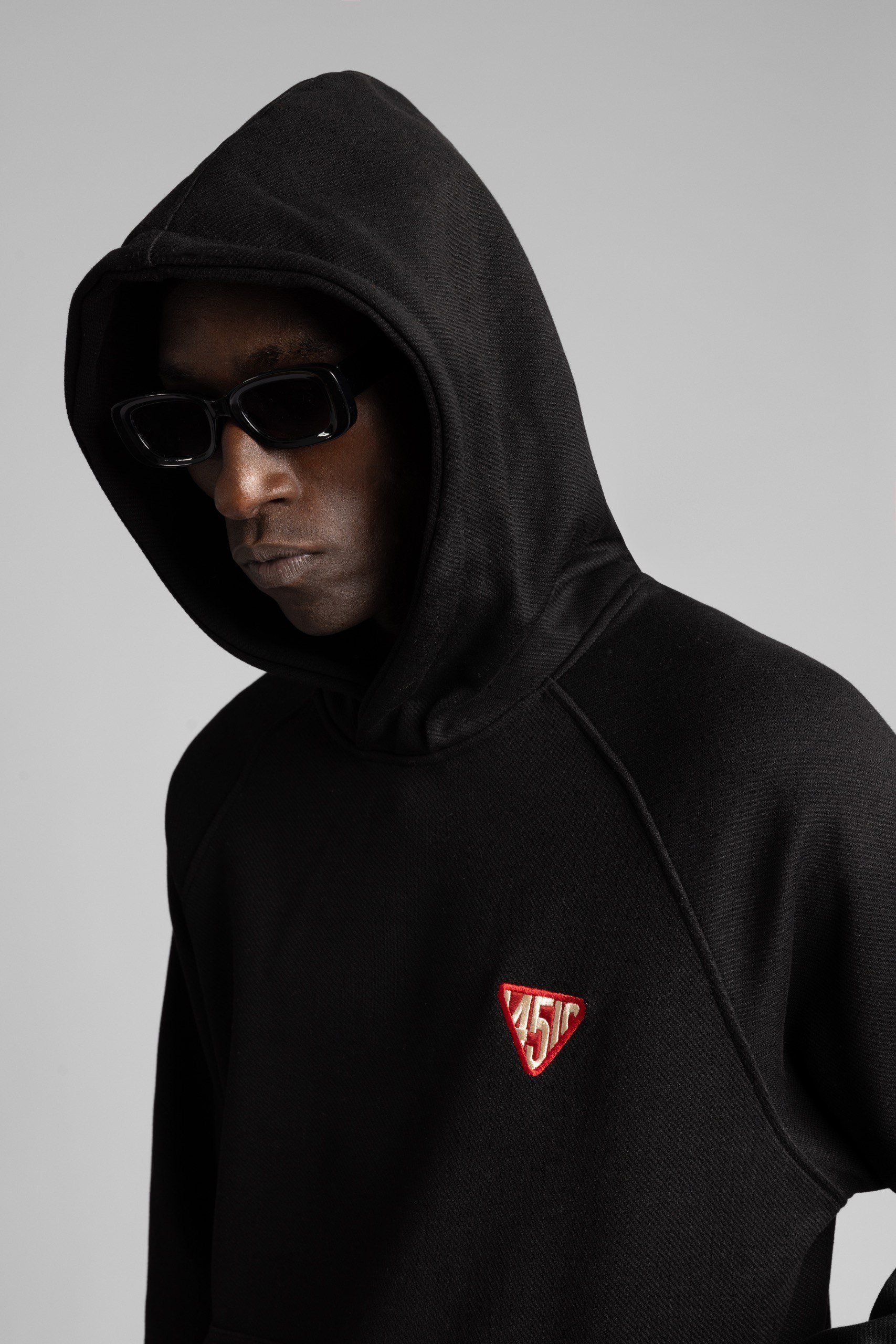 Minimal Nakış Detaylı Kapüşonlu Sweatshirt Sİyah