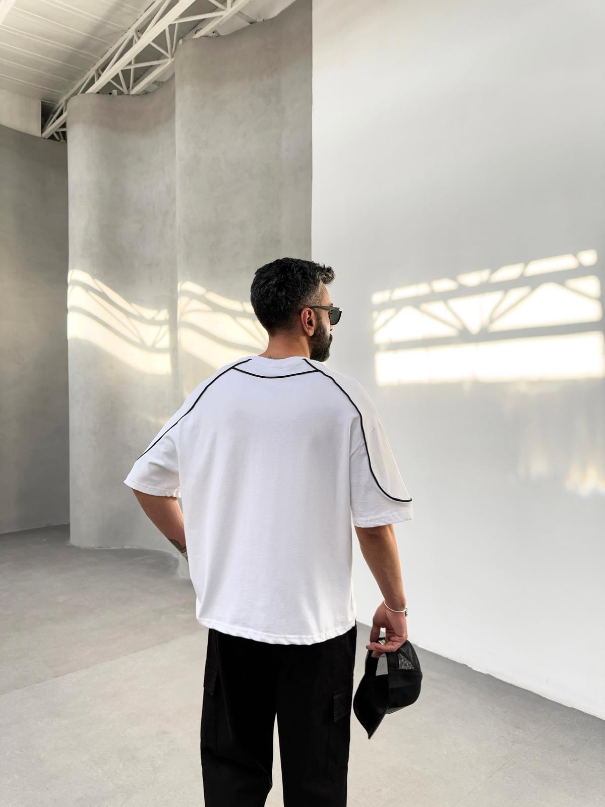 O8 Baskılı Biyeli Oversize T-Shirt Beyaz