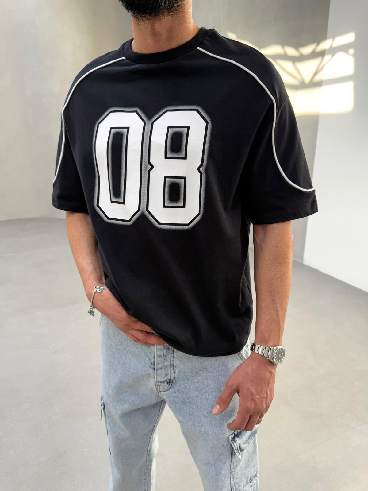 O8 Baskılı Biyeli Oversize T-Shirt Siyah