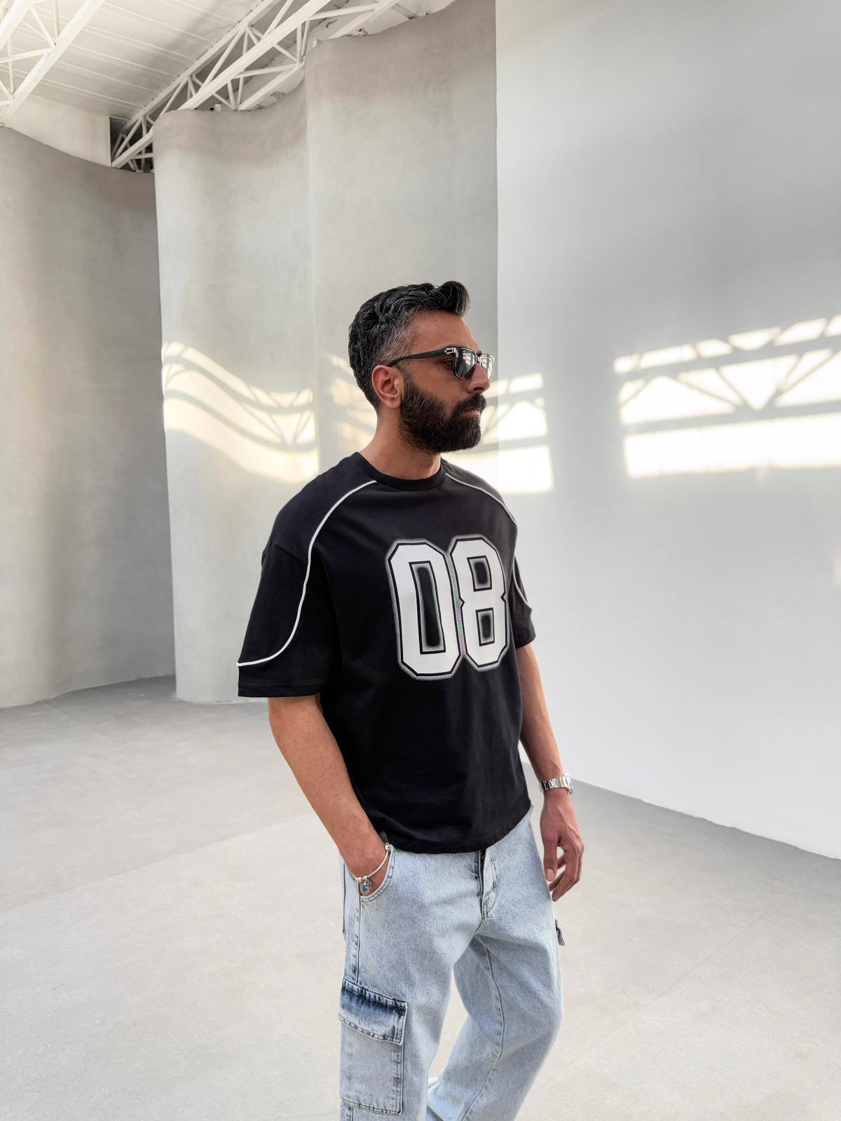 O8 Baskılı Biyeli Oversize T-Shirt Siyah